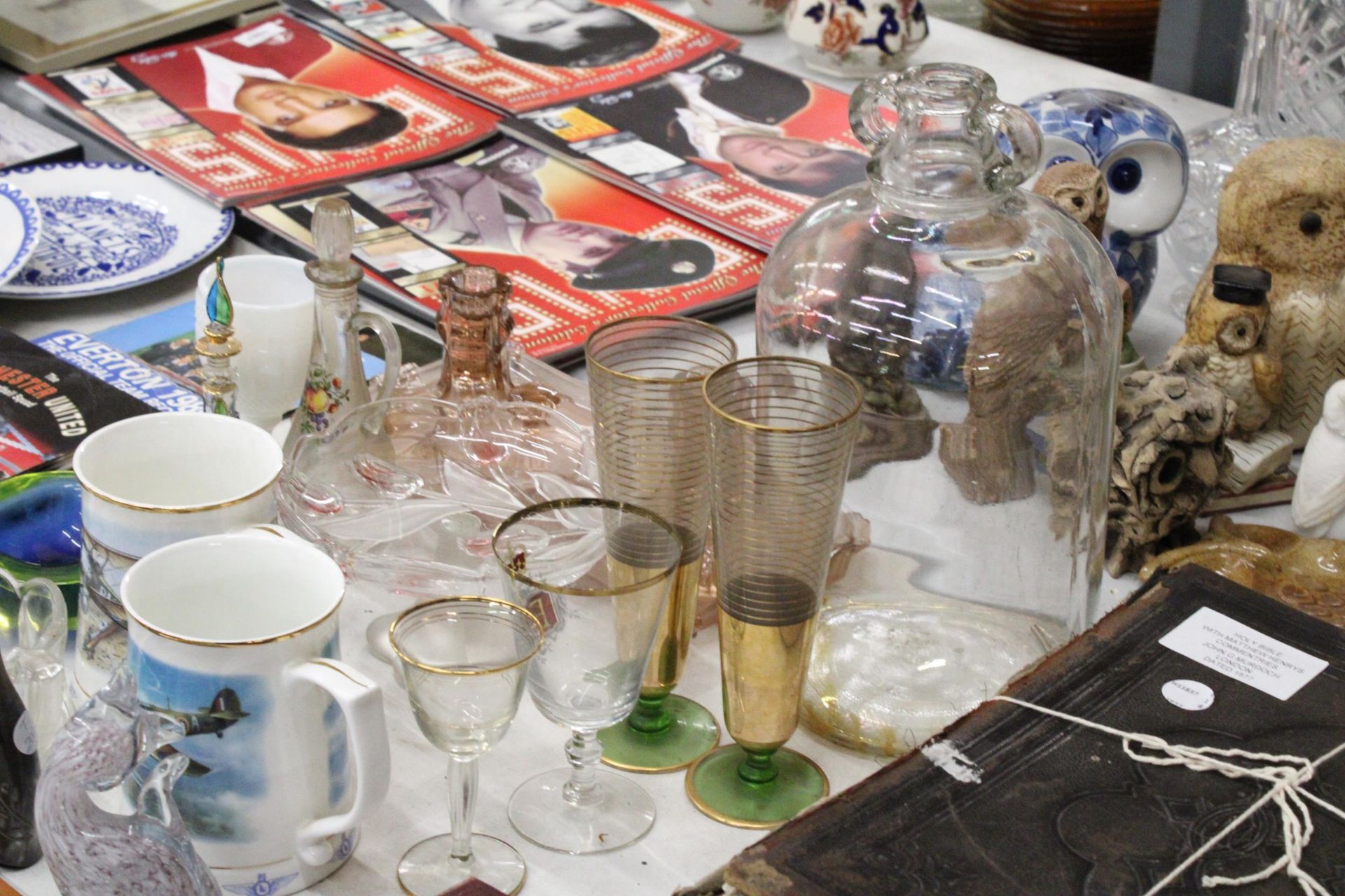 A QUANTITY OF ITEMS TO INCLUDE A GLASS DRESSING TABLE SET, DEMI JOHN, GLASSES, BOWLS, A CAT - Image 5 of 5