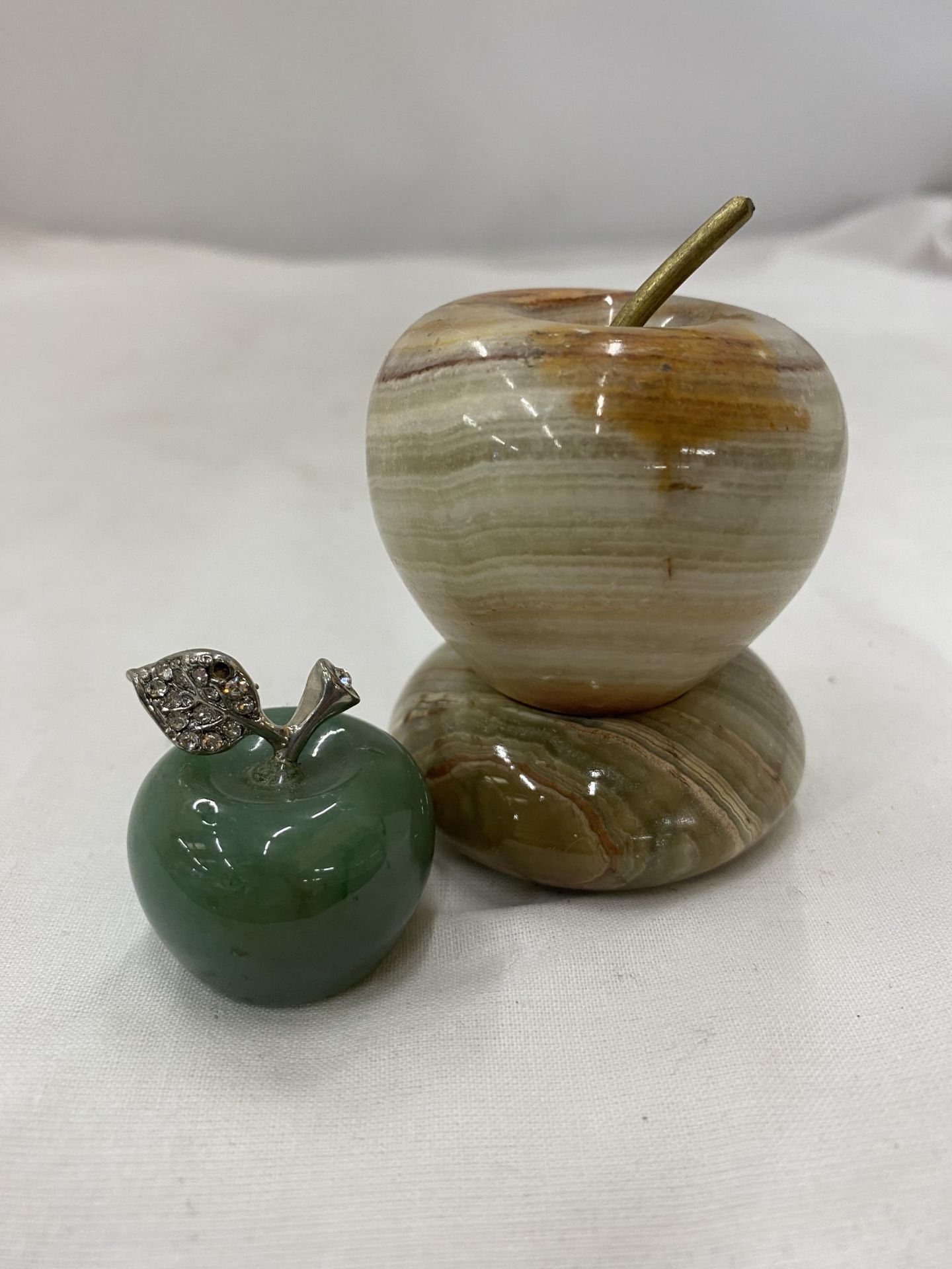 TWO NATURAL ONYX STONE APPLES - Image 3 of 3