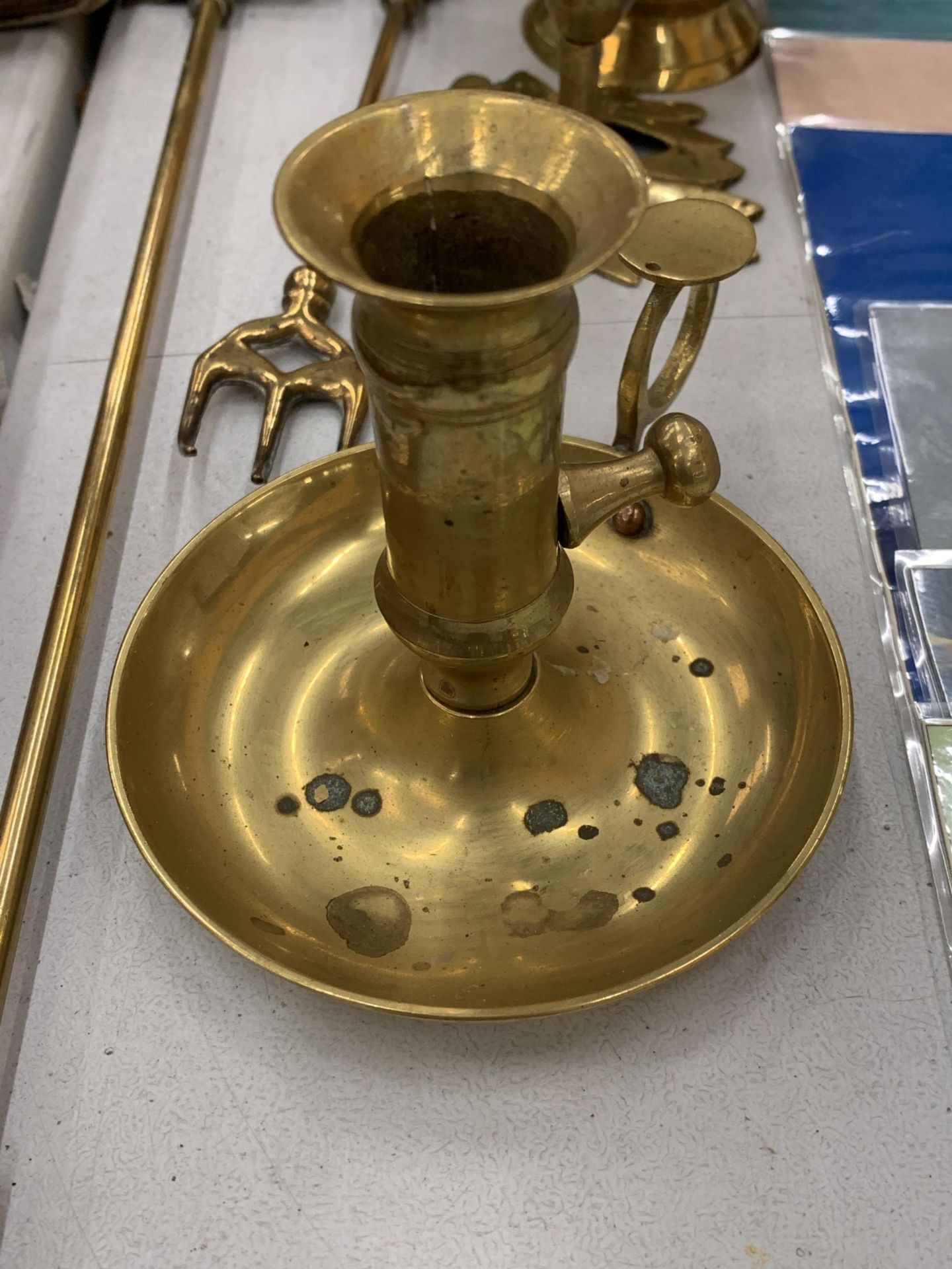 A COLLECTION OF BRASS ITEMS TO INCLUDE KETTLES, BELLS, CANDLESTICKS, ETC., - Image 5 of 5