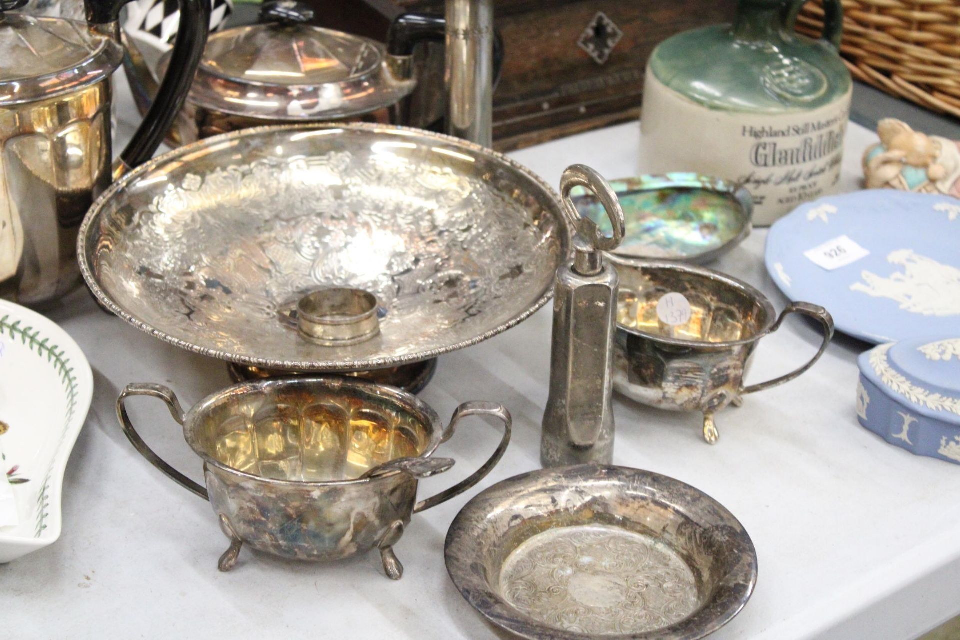 A QUANTITY OF SILVER PLATED ITEMS TO INCLUDE A COFFEE AND TEAPOT, FOOTED BOWL, BUD VASE, JUG, - Image 6 of 6