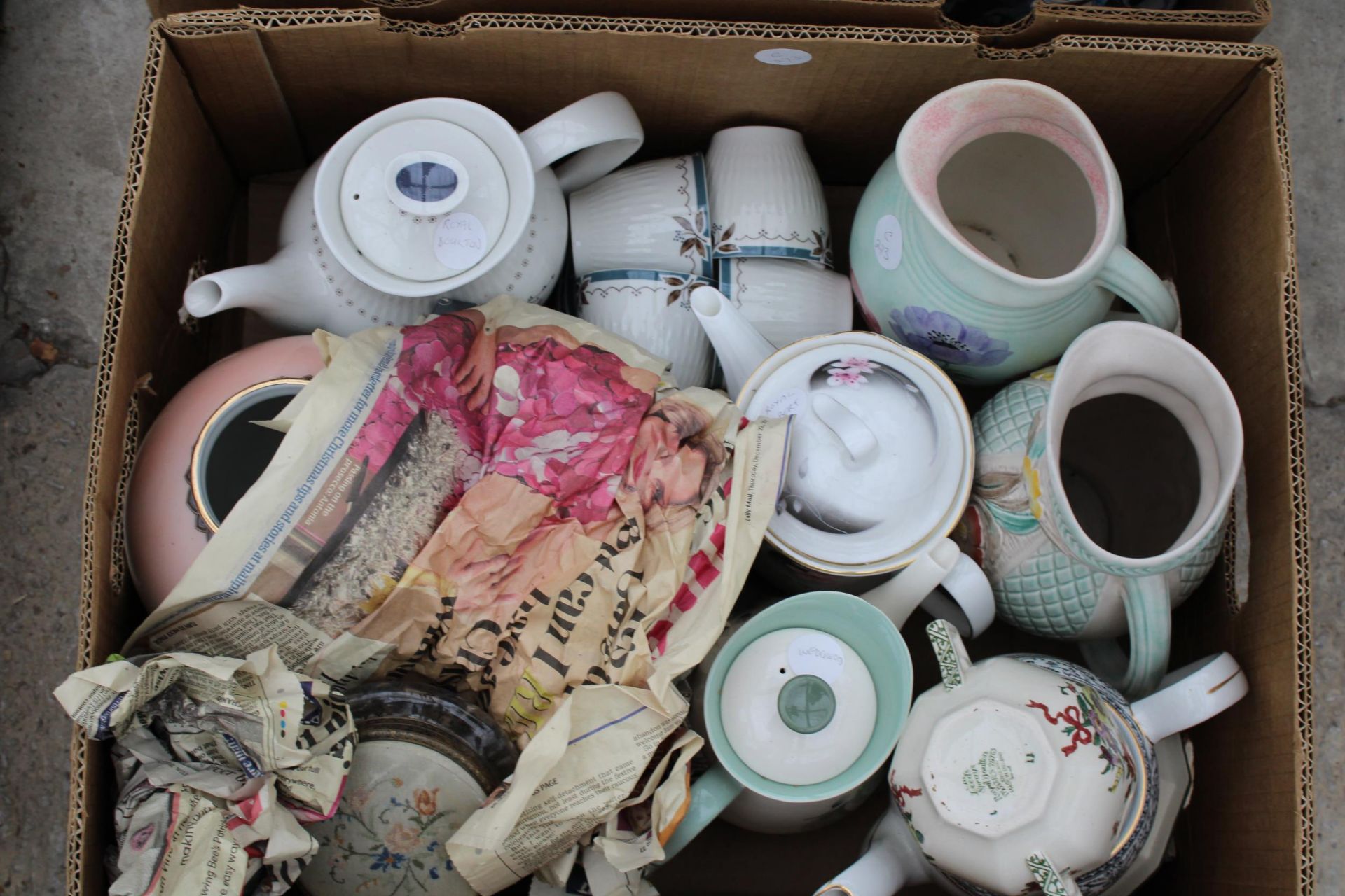 AN ASSORTMENT OF CERAMIC ITEMS TO INCLUDE PLATES, JUGS AND TEAPOTS ETC - Image 2 of 3