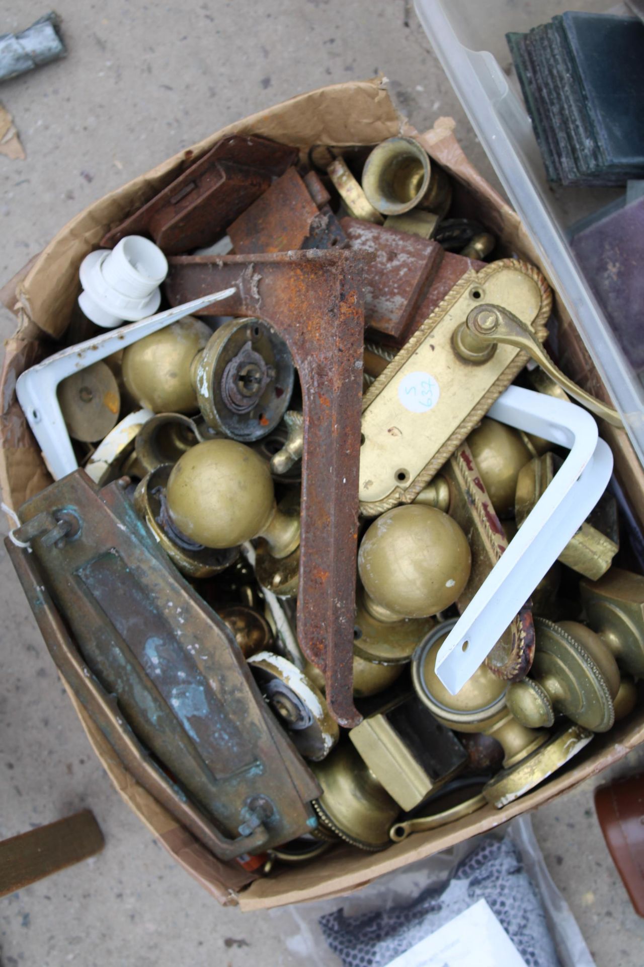 AN ASSORTMENT OF VINTAGE ITEMS TO INCLUDE A KODAK CAMERA AND BRASS DOOR FURNITURE ETC - Image 2 of 2
