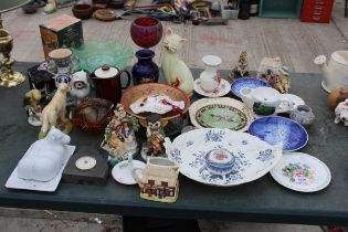 AN ASSORTMENT OF HOUSEHOLD ITEMS TO INCLUDE CERAMIC FIGURES, VASES AND AN OPEN ALL HOURS BOX SET ETC