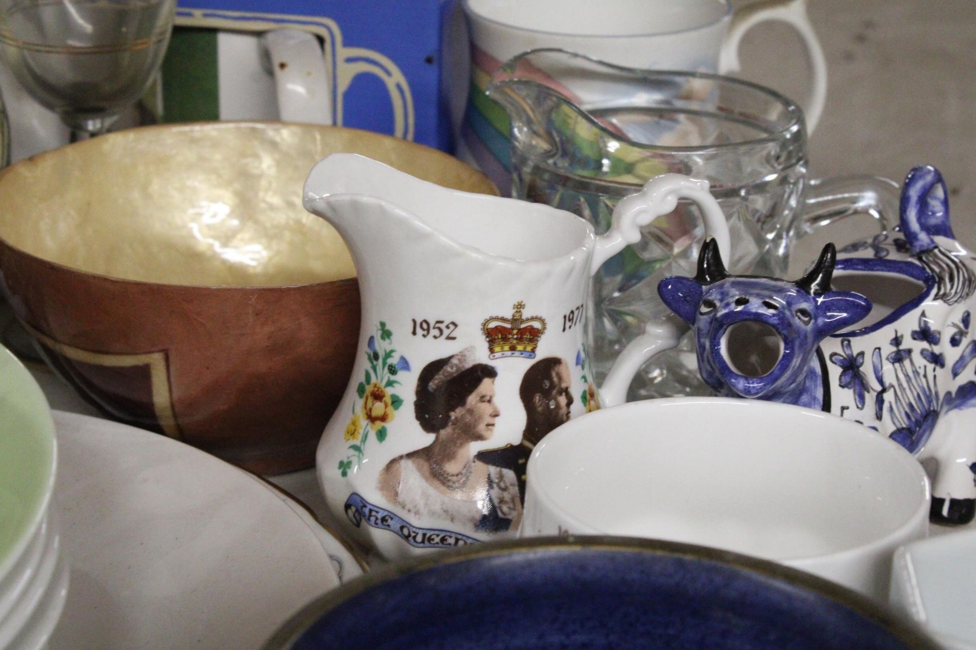 A MIXED LOT TO INCLUDE ELIZABETHAN MUGS "OVER THE RAINBOW" ORIENTAL GINGER JAR, GLASSWARE, MILK - Image 5 of 6