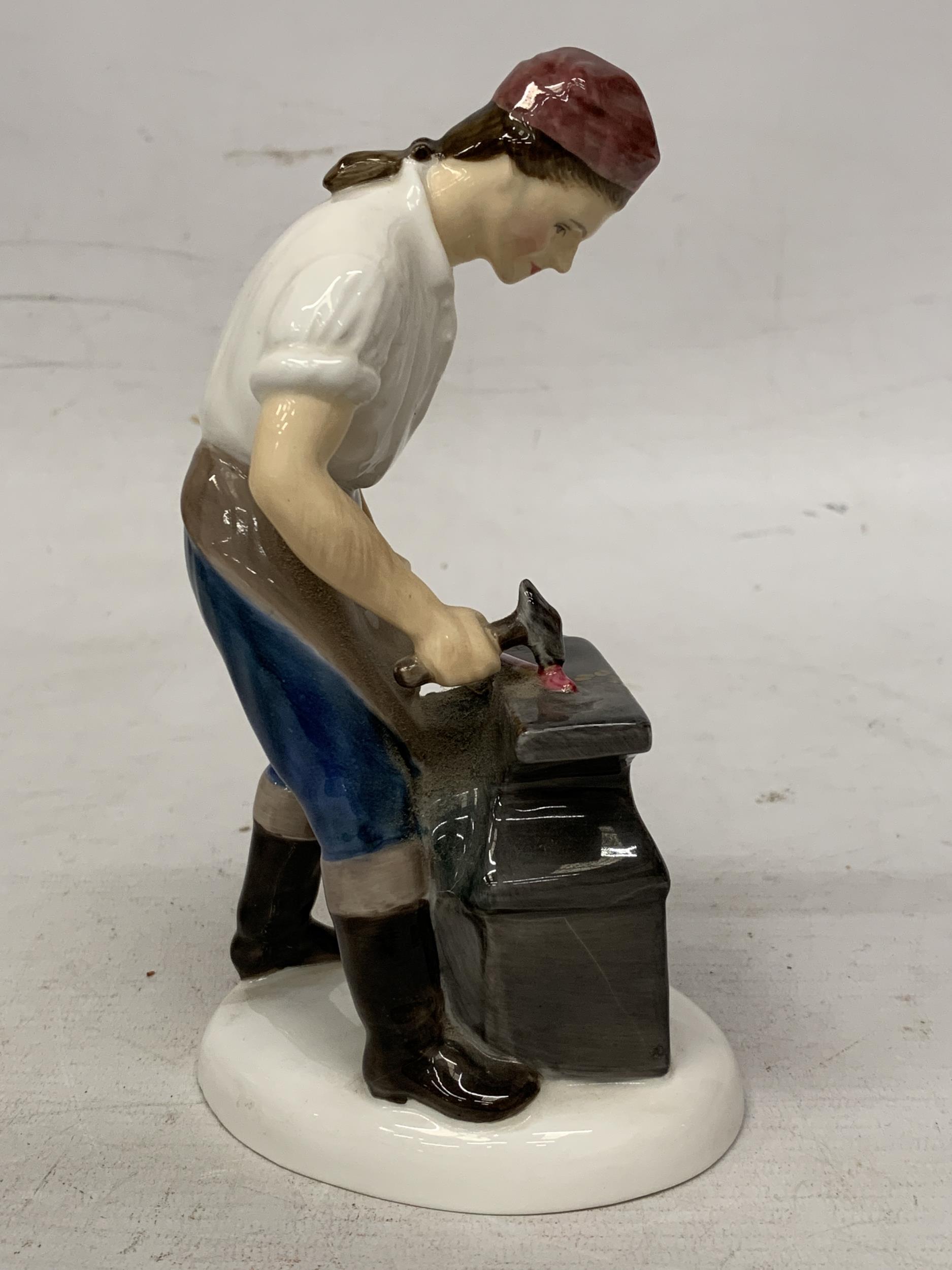 A ROYAL DOULTON FIGURE "THE BLACKSMITH OF WILLIAMSBURY" HN 2240 - Image 2 of 5