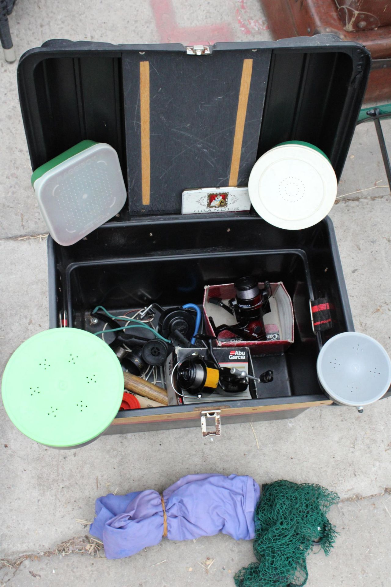 A POLYBOX FISHING TACKLE BOX WITH AN ASSORTMENT OF FISHING TACKLE TO INCLUDE A REEL AND BAIT BOXES - Image 3 of 4