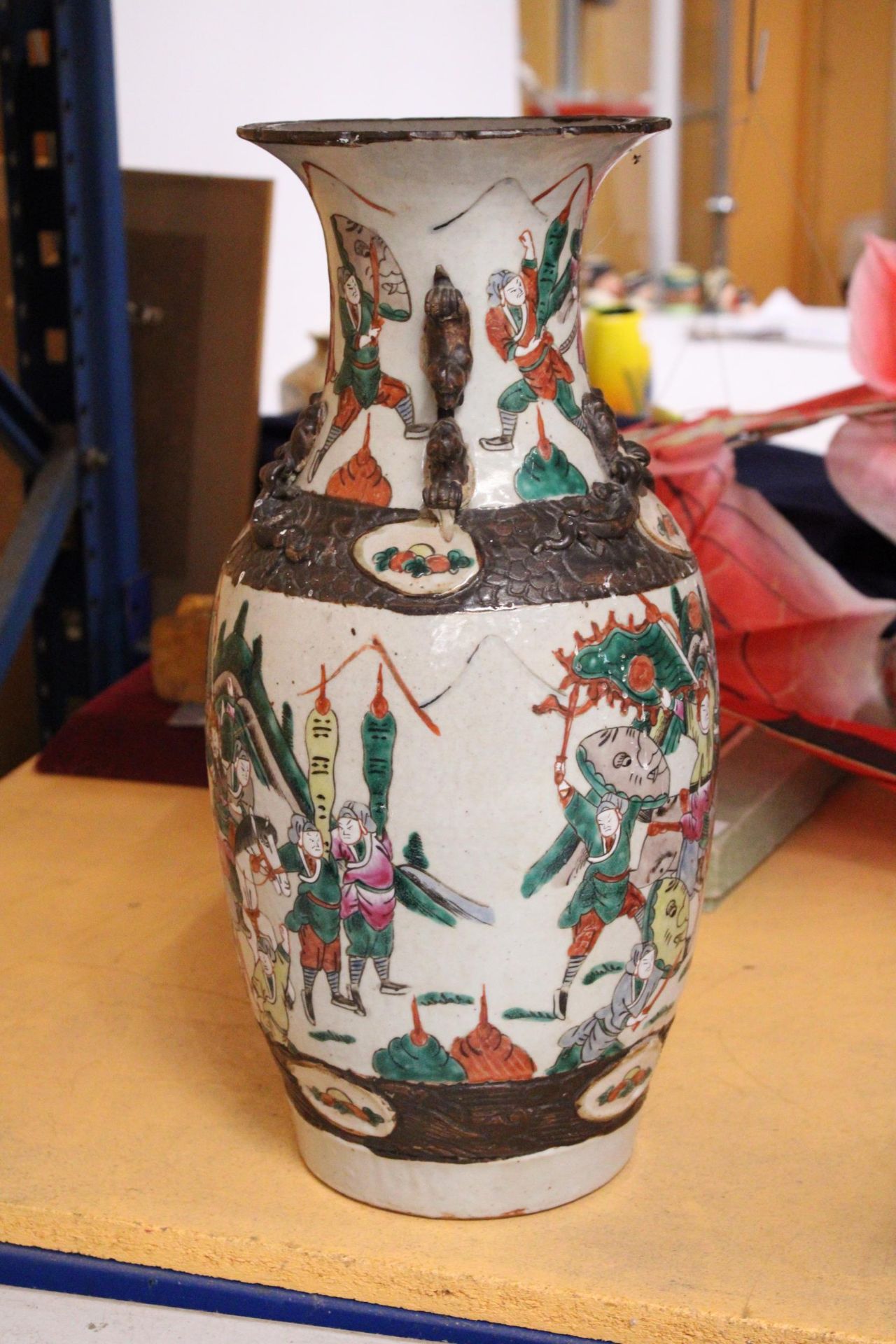 A CHINESE NANKING VASE DECORATED WITH WARRIORS - 44 CM - Image 2 of 5