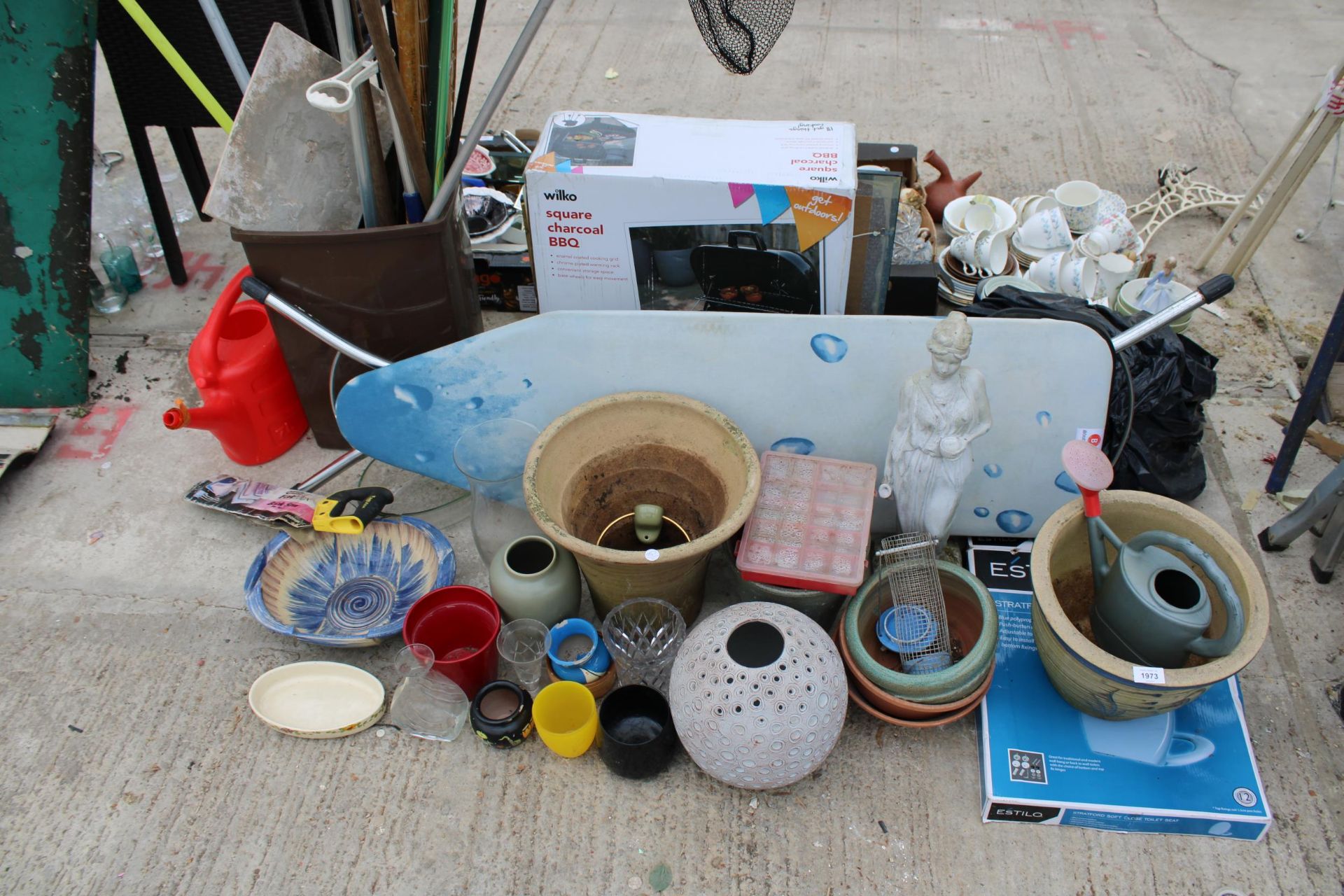 AN ASSORTMENT OF ITEMS TO INCLUDE GARDEN TOOLS, PLANT POTS AND A BBQ ETC - Bild 2 aus 4