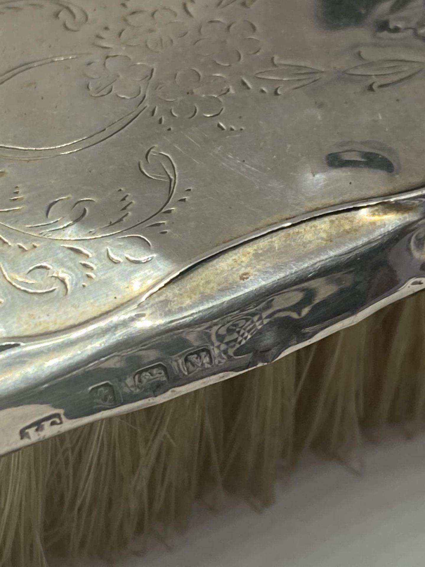 TWO HALLMARKED SILVER BRUSHES TO INCLUDE A HAIRBRUSH AND CLOTHES BRUSH - Image 4 of 8