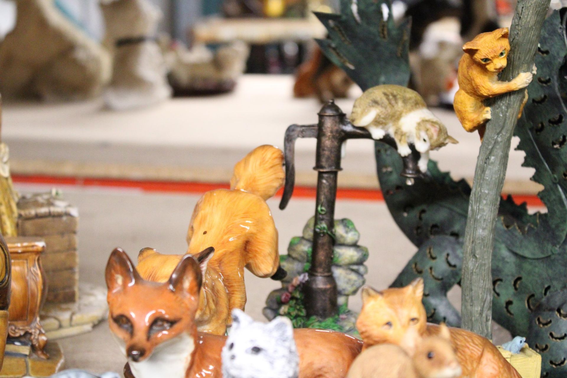 A COLLECTION OF THIRTEEN ANIMAL FIGURES TO INCLUDE FOXES, A METAL DRAGON, CATS, ETC - SOME A/F - Image 4 of 5