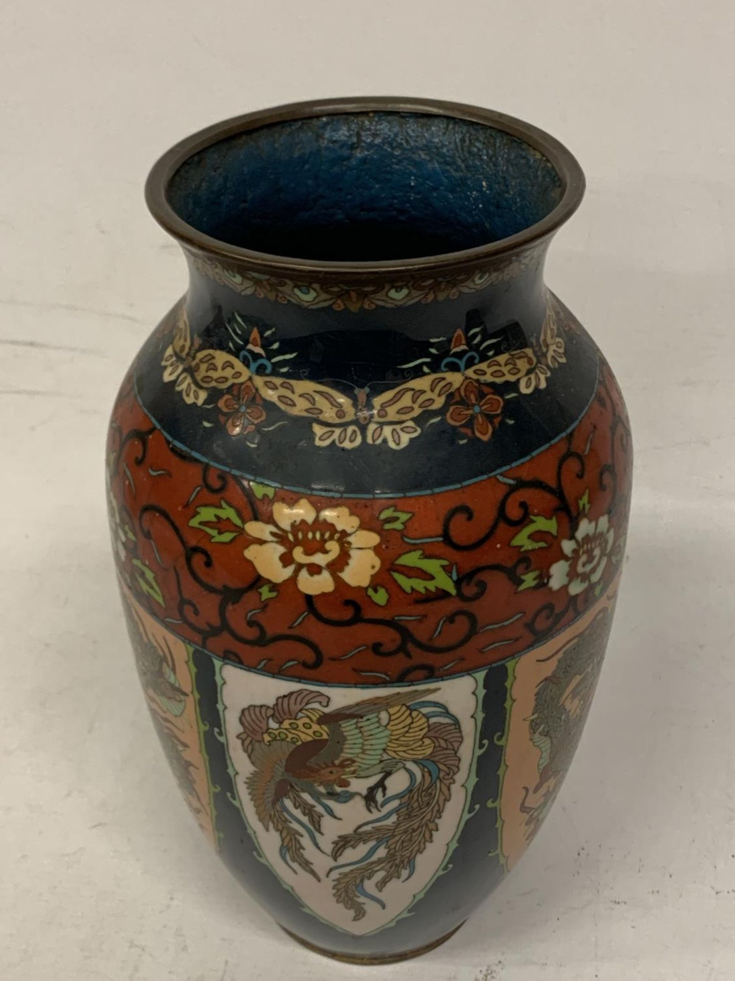 A VIBRANT ANTIQUE JAPANESE INTRICATE CLOISONNE ENAMEL VASE MEIJI PERIOD - APPROX 31 CM - Bild 3 aus 3