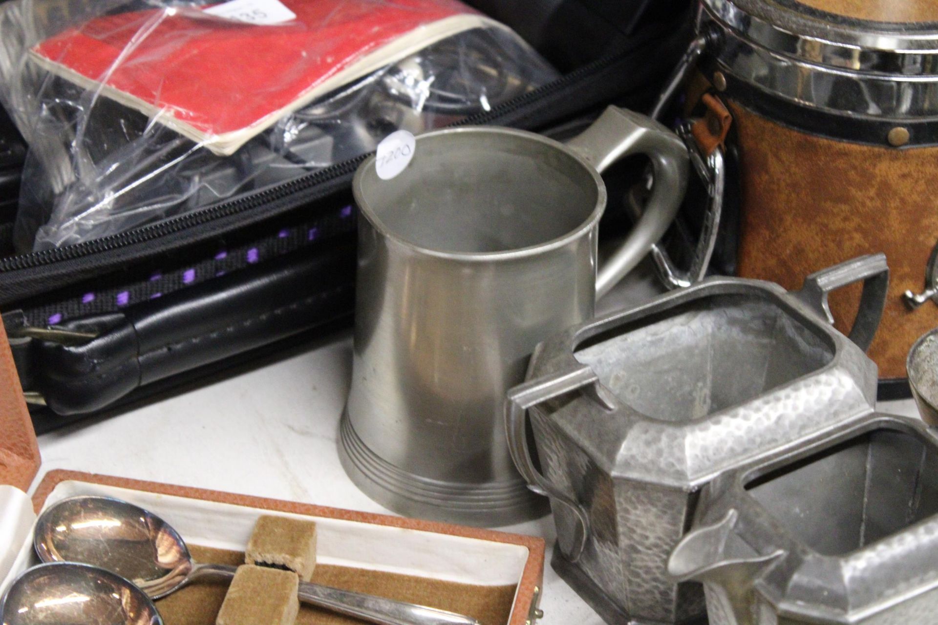 A MIXED LOT TO INCLUDE VINTAGE BOXED TABLESPOONS, HAMMERED PEWTER WARE, A 1970'S HORSE HEAD ICE - Image 5 of 6