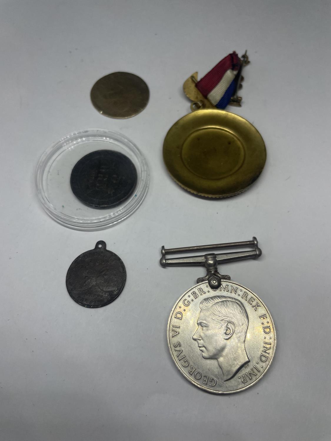VARIOUS MEDALS AND TOKENS - Image 4 of 4