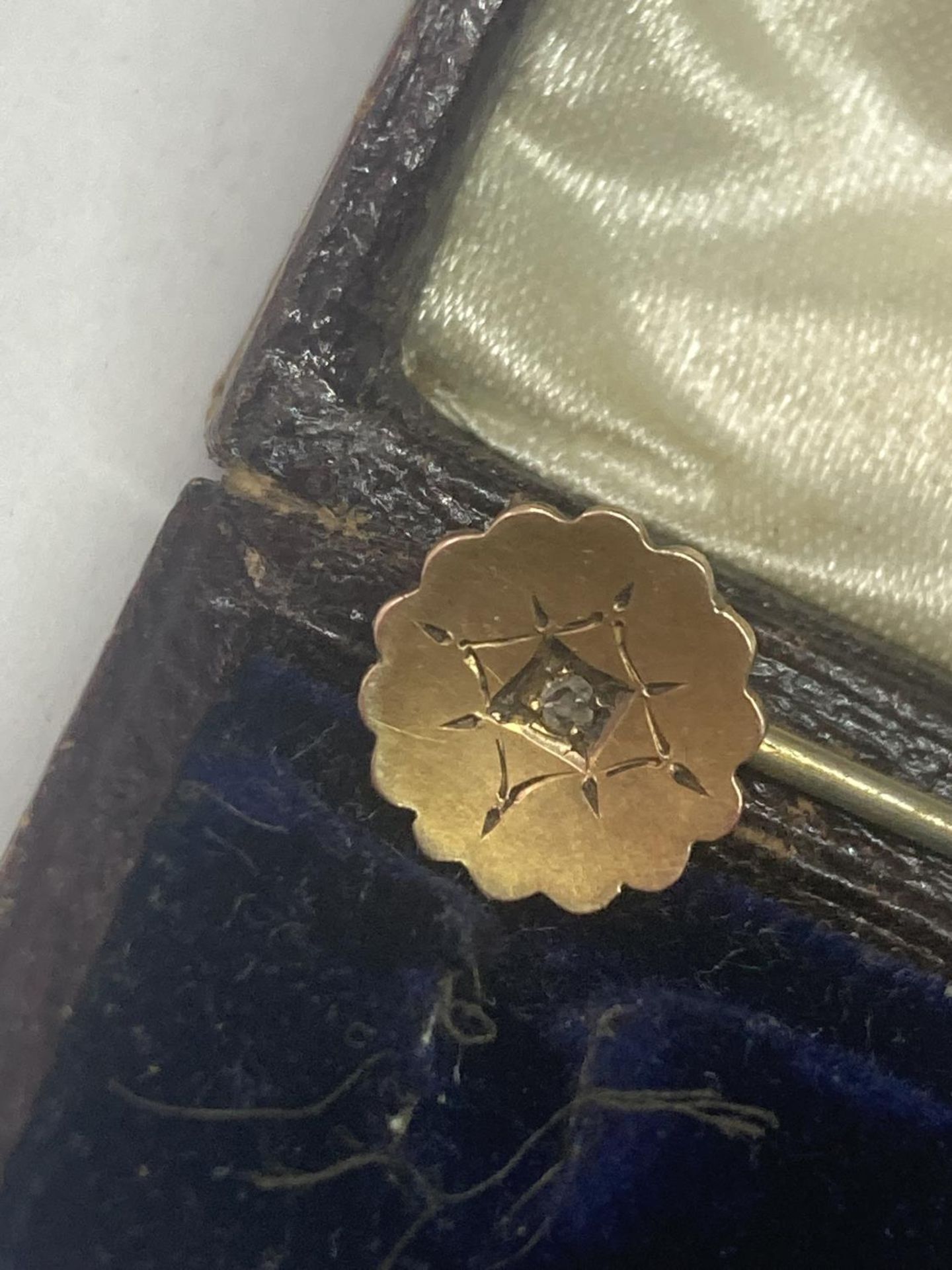 A VINTAGE 9 CARAT GOLD STICK PIN WITH DIAMOND TO CENTRE IN A PRESENTATION BOX - Image 3 of 8