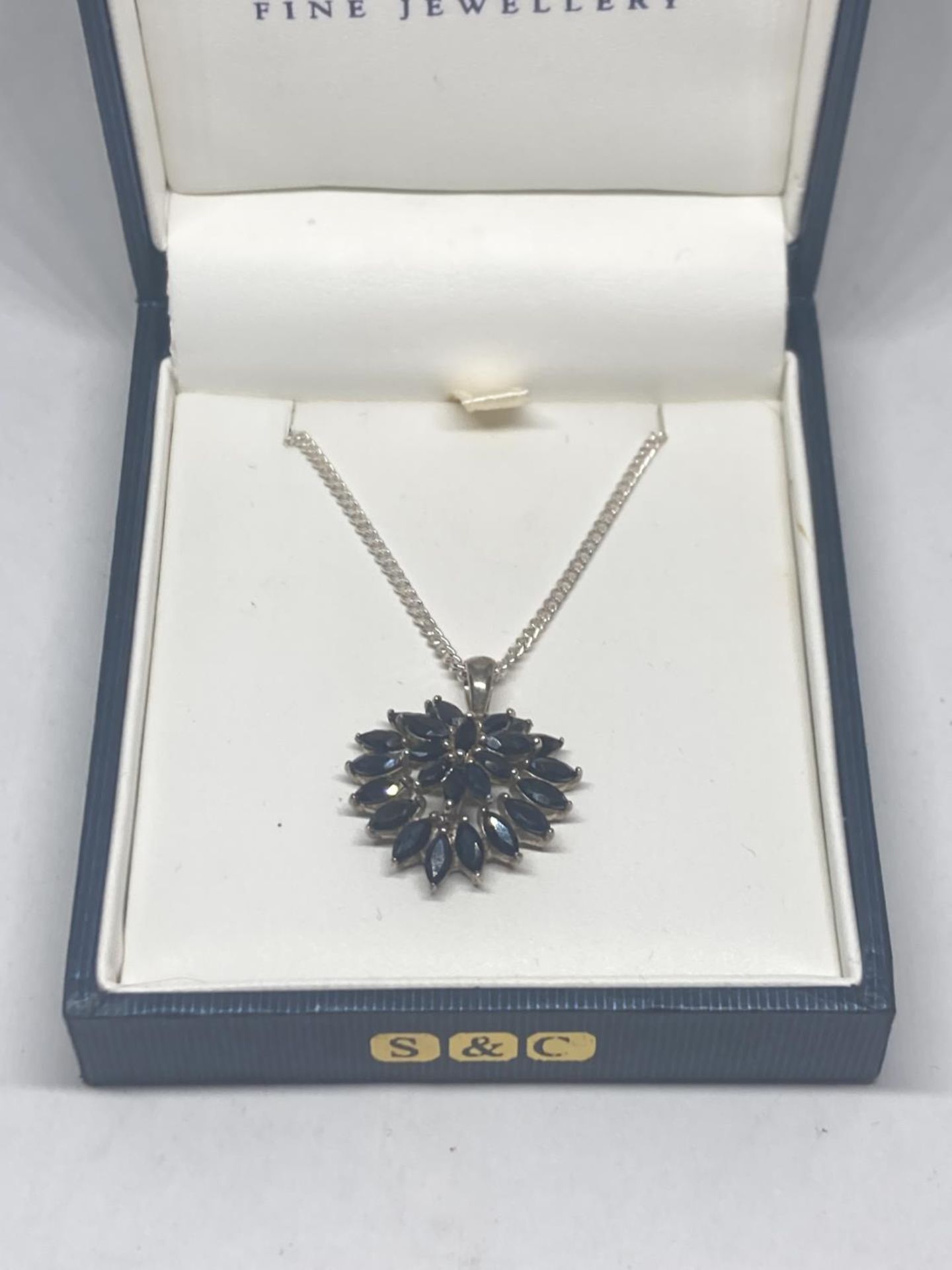 A MARKED SILVER NECKLACE WITH A BLACKSTONE PENDANT IN A PRESENTATION BOX