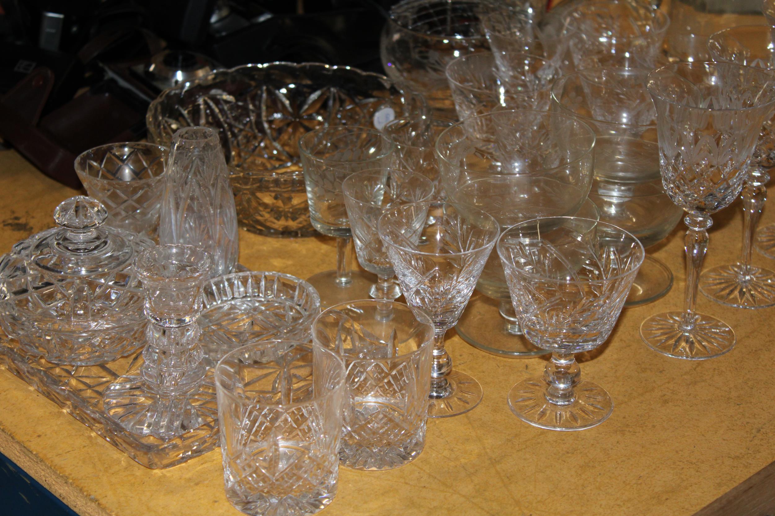 A LARGE QUANTITY OF GLASSWARE TO INCLUDE BOWLS, DECANTERS, A DRESSING TABLE SET, WINE GLASSES, - Image 4 of 5