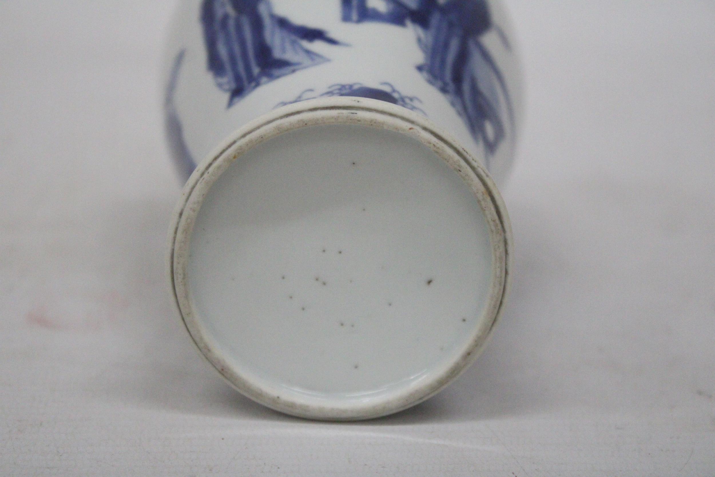 A CHINESE KANGXI PERIOD (1661 - 1722) BLUE AND WHITE PORCELAIN VASE HEIGHT 19CM - Image 7 of 7