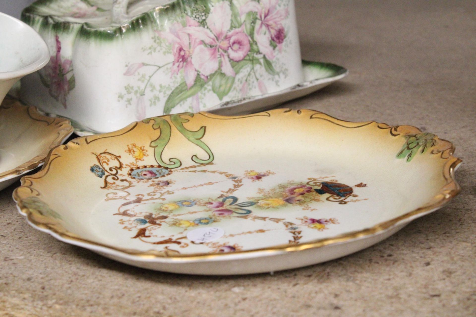 A MIXED LOT TO INCLUDE TWO ROYAL FOLEY WARE PLATES, A RADFORD POSY BOWL, A OLDCOURT WARE HANDPAINTED - Image 4 of 4