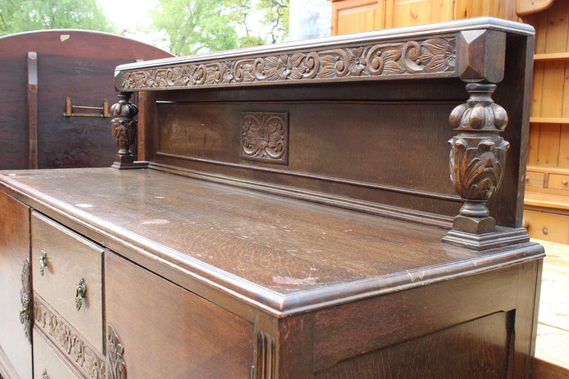 A MID 20TH CENTURY OAK SIDEBOARD WITH RAISED BACK, PINEAPPLE COLUMNS AND FRONT LEGS, LABELLED A. - Image 3 of 8