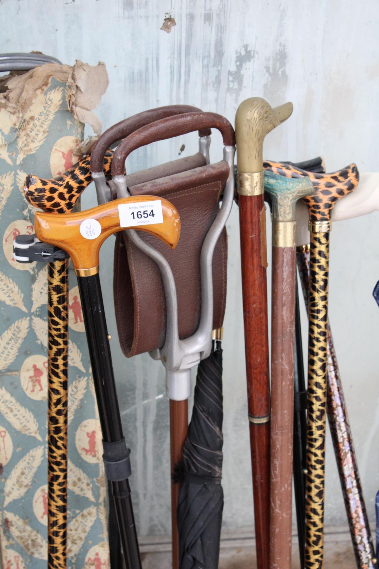 AN ASSORTMENT OF WALKING STICKS AND UMBRELLAS TO INCLUDE TWO SHOOTING STICKS, AND ONE WITH A BRASS - Image 2 of 2