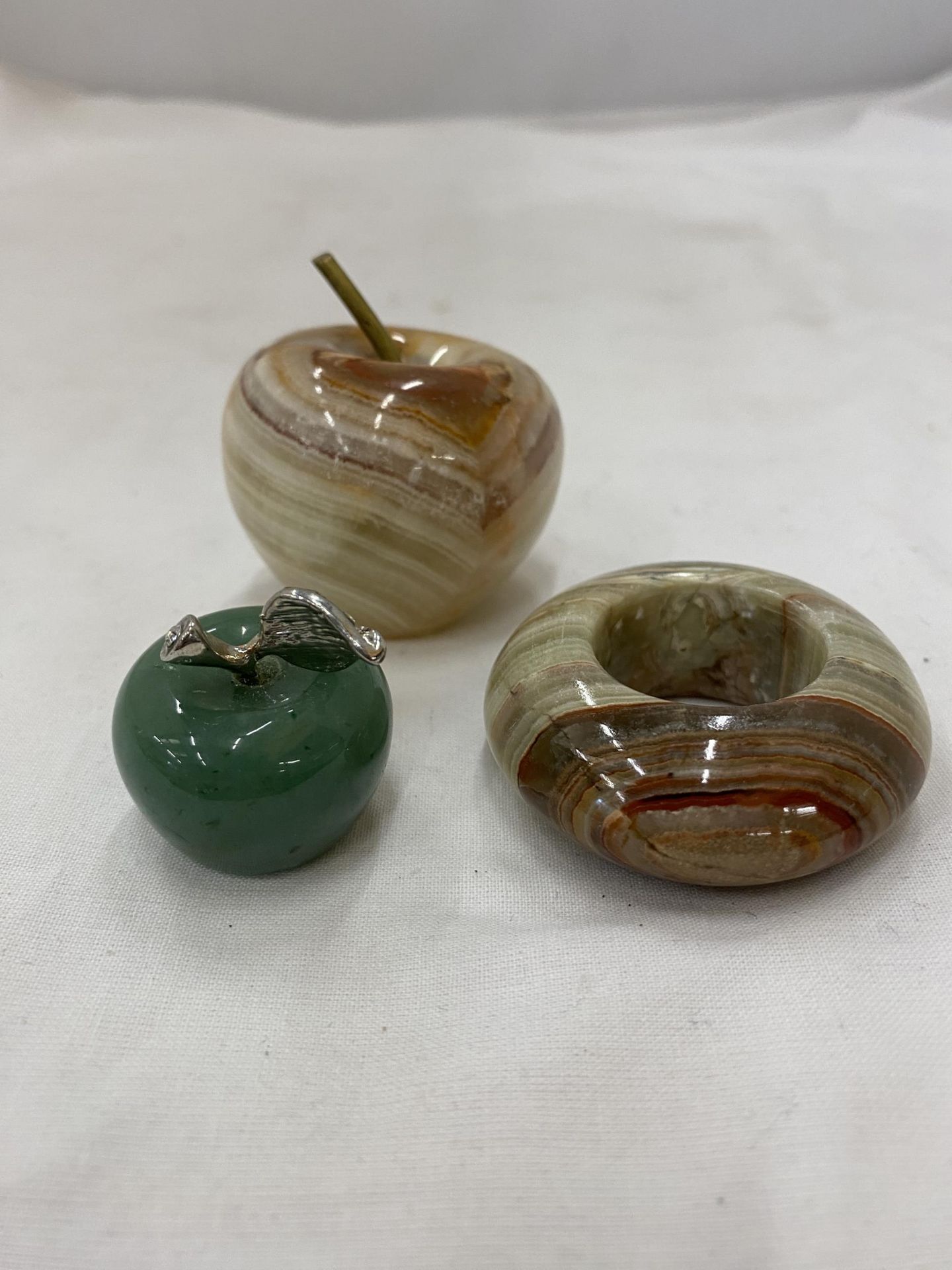 TWO NATURAL ONYX STONE APPLES - Image 2 of 3