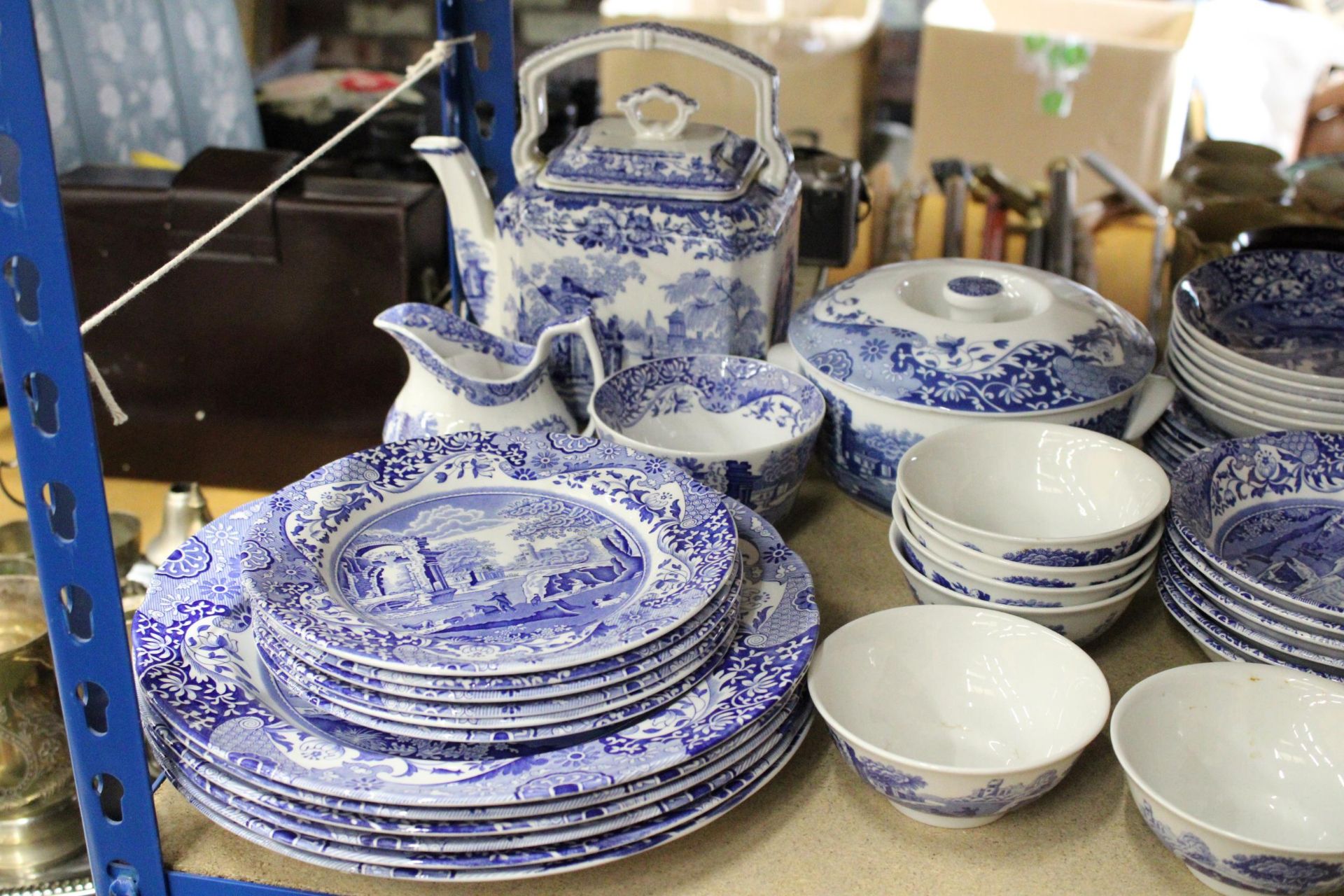 A LARGE COLLECTION OF SPODE BLUE ITALIAN WARE TO INCLUDE LIDDED BOWLS, KETTLE, SUGAR BOWL AND - Image 4 of 7