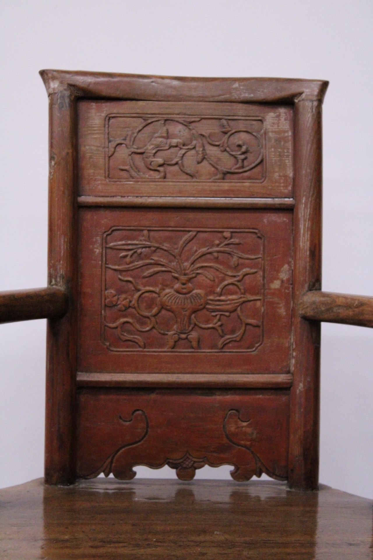 A CHINESE ELM CARVED CHILDS CHAIR - Image 2 of 6