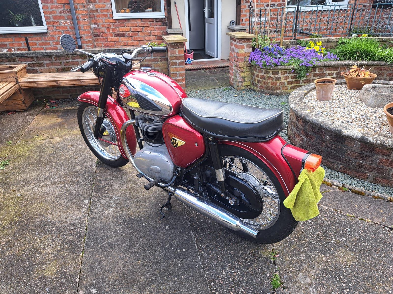 A 1964 BSA 500 TWIN MOTORCYCLE - ON A V5C, VENDOR STATES GOOD STARTER AND RUNNER, FROM A PRIVATE - Image 3 of 4