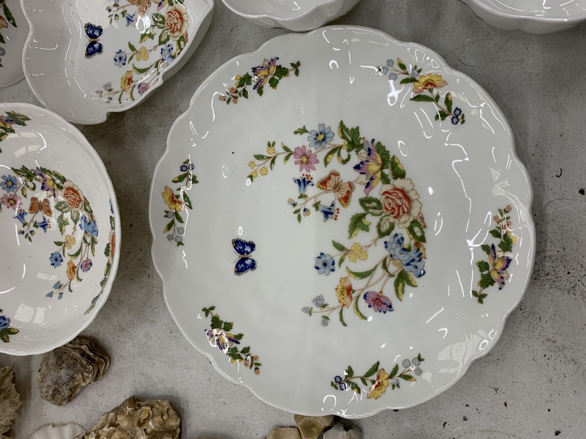 A QUANTITY OF AYNSLEY COTTAGE GARDEN TO INCLUDE A FOOTED PEDESTAL BOWL, VASES, BELL, TRINKET DISHES, - Bild 6 aus 7