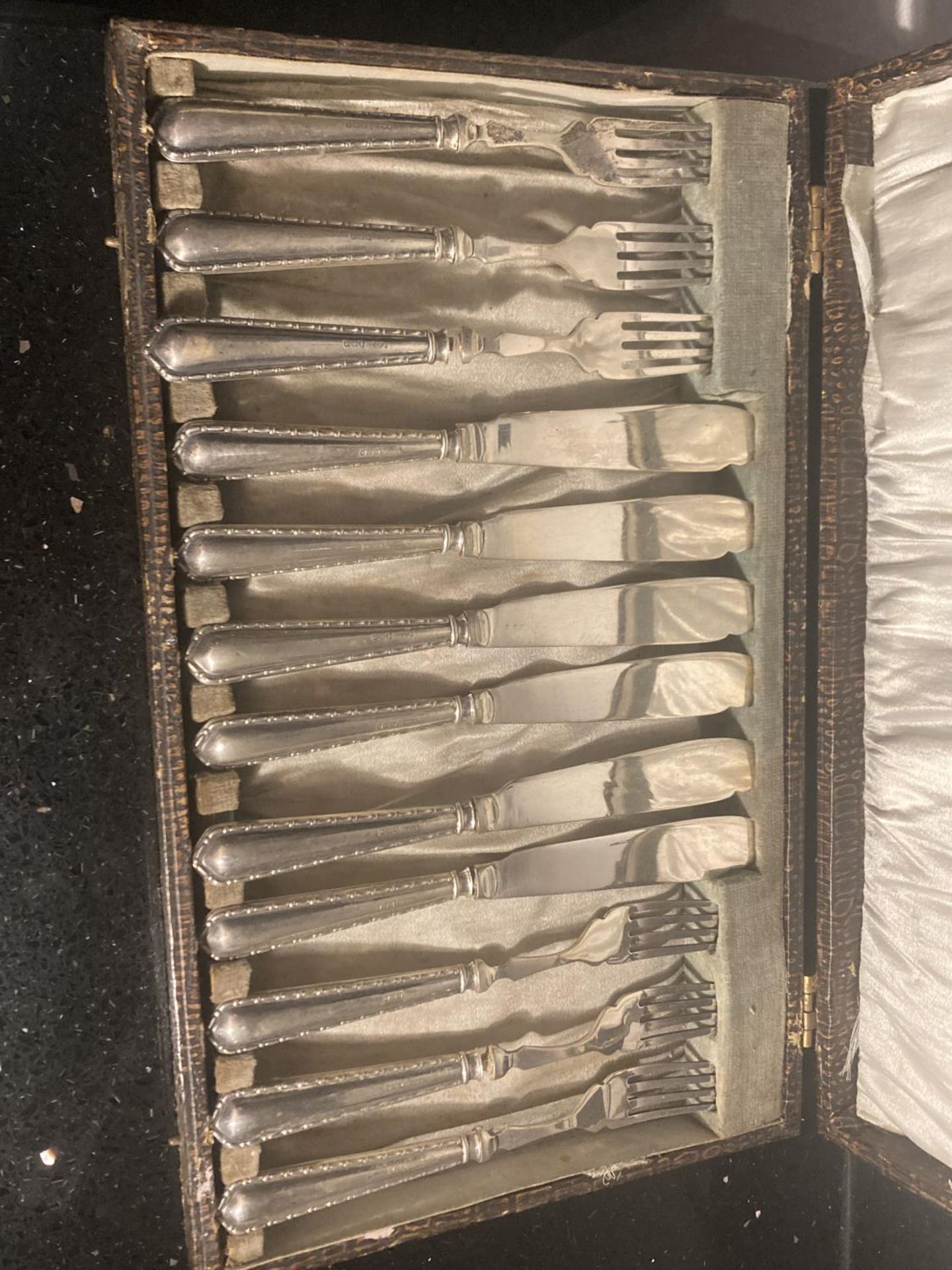 A SET OF HALLMARKED 1925 BIRMINGHAM SILVER FISH KNIVES AND FORKS IN A PRESENTATION BOX - Image 2 of 5
