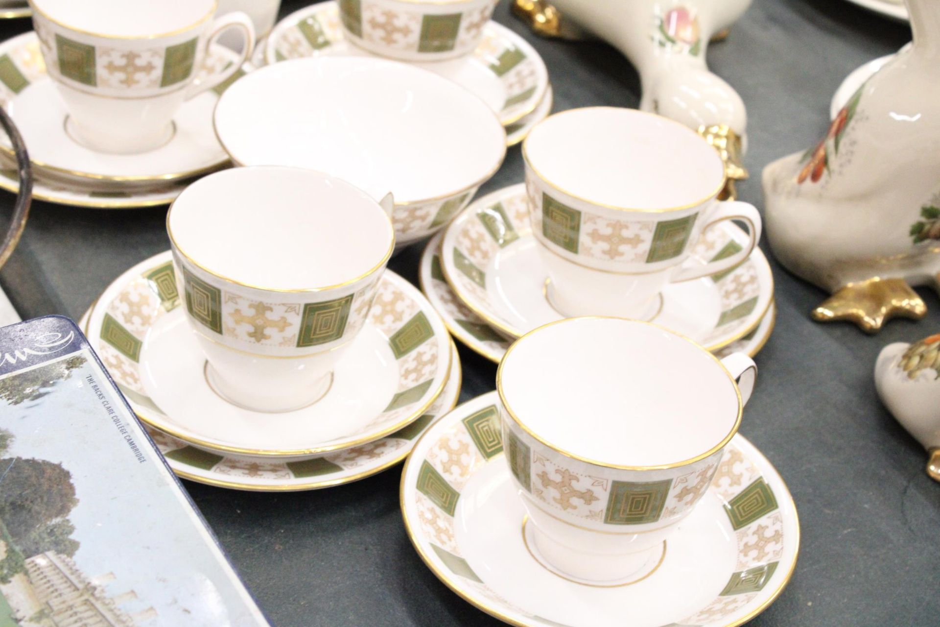 A VINTAGE SPODE, 'PERSIA' TEASET, TO INCLUDE, A CREAM JUG, SUGAR BOWL, CUPS, SAUCERS AND SIDE PLATES - Image 2 of 5