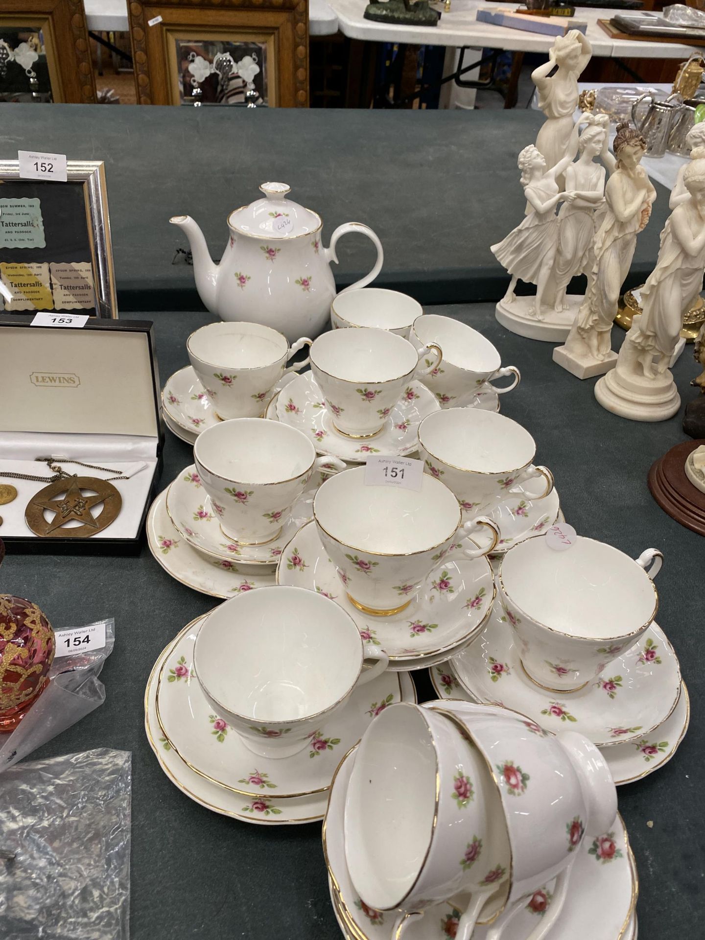 A VINTAGE ARGYLE TEASET TO INCLUDE A TEAPOT, SUGAR BOWL, CUPS, SAUCERS AND SIDE PLATES - Image 3 of 5
