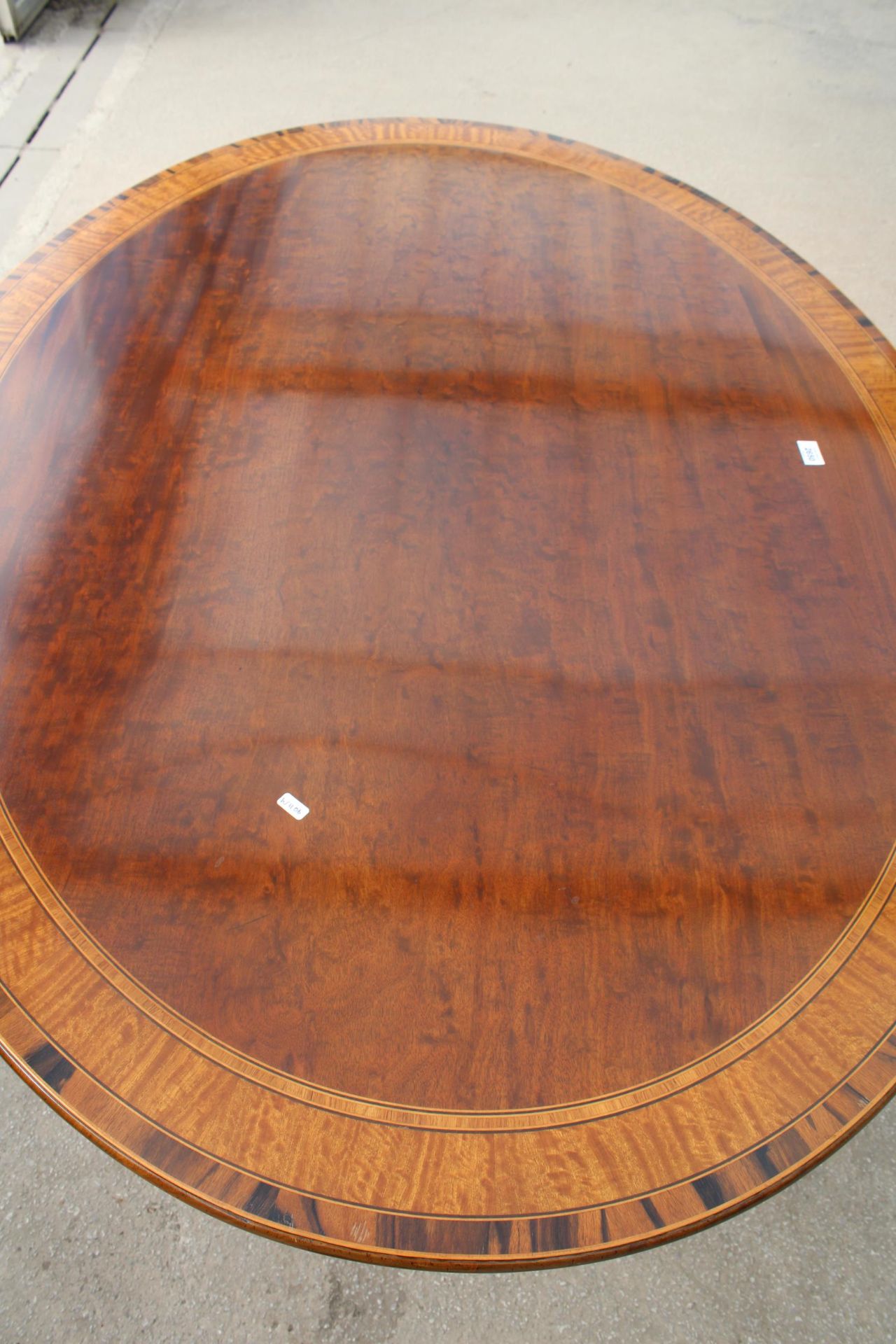 A REGENCY STYLE OVAL MAHOGANY MULTI-CROSSBANDED TILT TOP BREAKFAST TABLE, 61.5" X 45.5" - Image 6 of 8