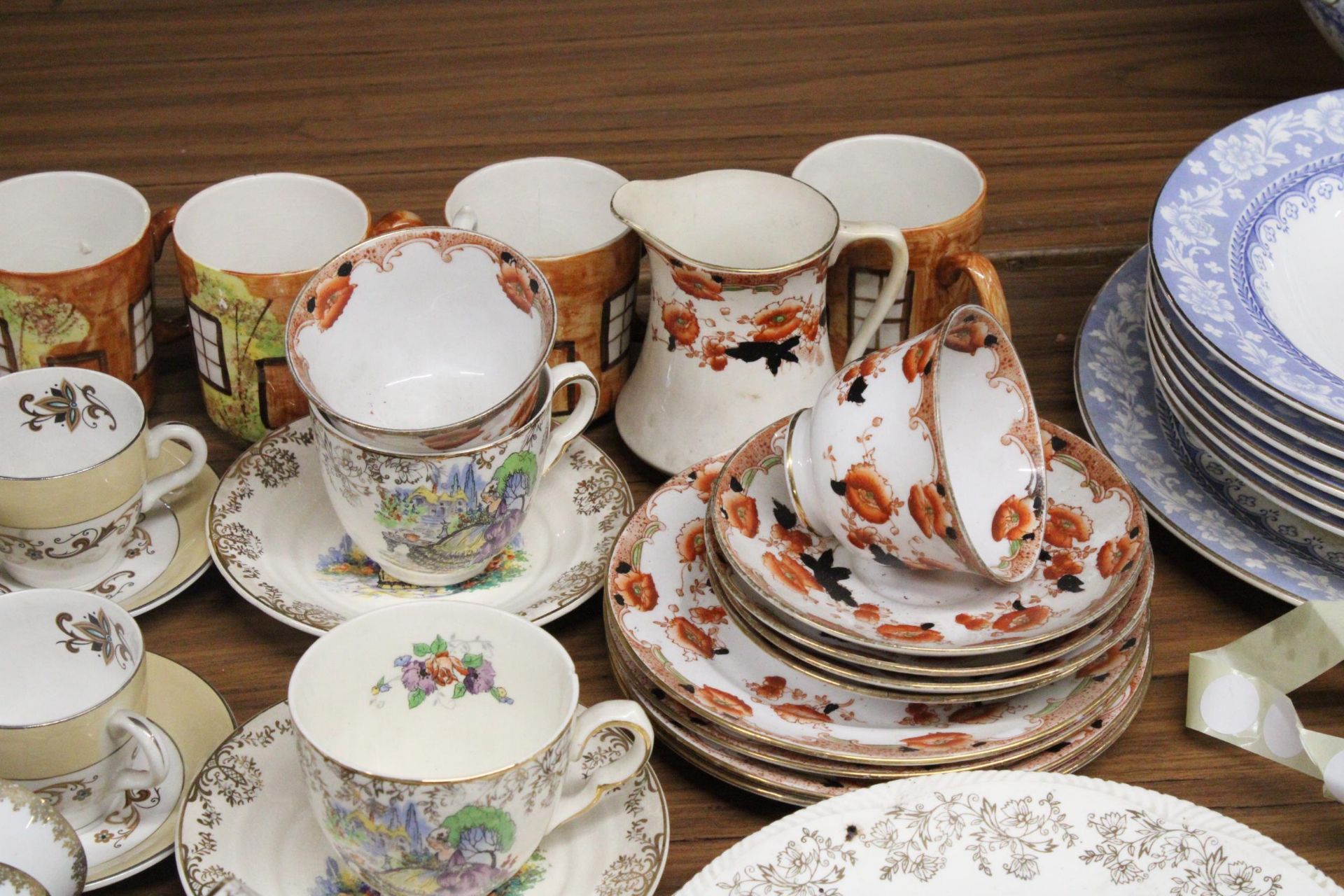 A MIXED LOT OF TEAWARE TO INCLUDE CUPS, SAUCERS, SIDE PLATES. CAKE PLATES, CREAM JUG SUGAR BOWL ETC - Image 5 of 5