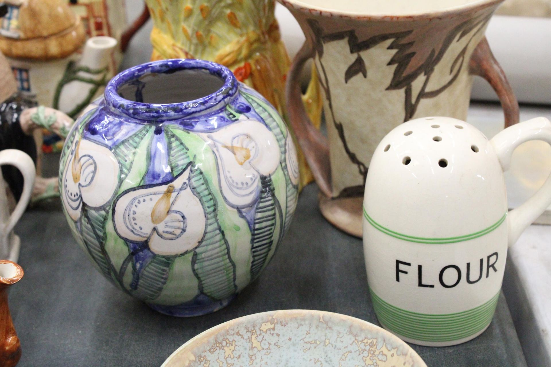 A MIXED LOT OF FIVE CERAMICS TO INCLUDE A VINTAGE BURLEIGH WARE RABBIT JUG, A CHAMELEON WARE VASE - Image 3 of 5