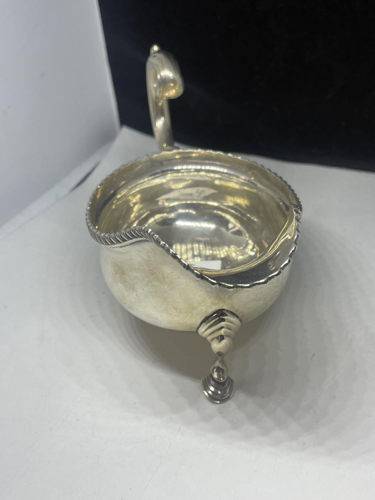 A BOODLE AND DUNTHORNE HALLMARKED CHESTER SILVER SAUCE BOAT GROSS WEIGHT 146.8 GRAMS - Image 2 of 4