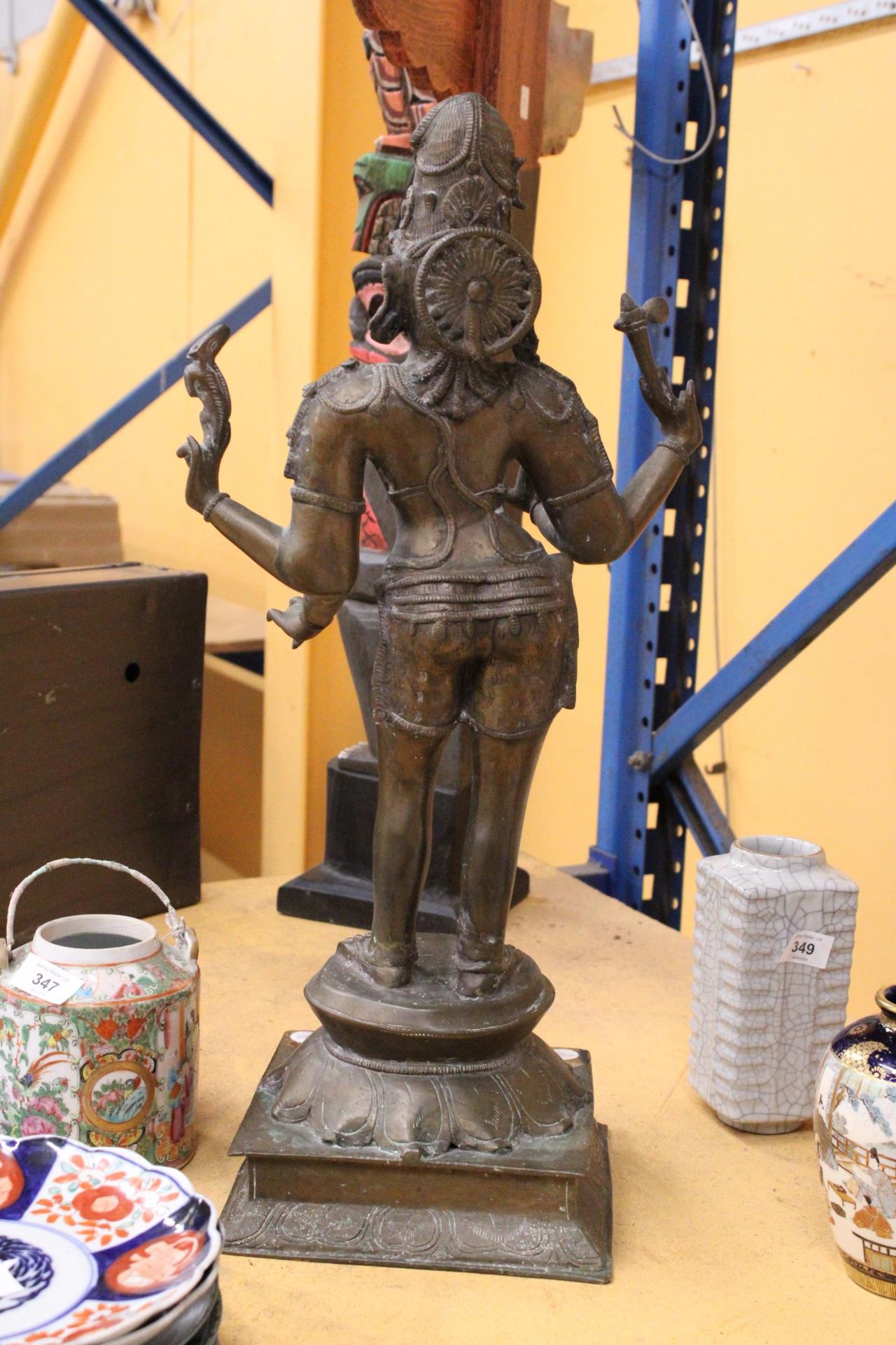 A LARGE SINO-TIBETAN BRONZE FIGURE OF AVALOKITESVARA WITH FOUR EXTENDING ARMS RAISED ON A LOBED - Image 4 of 5