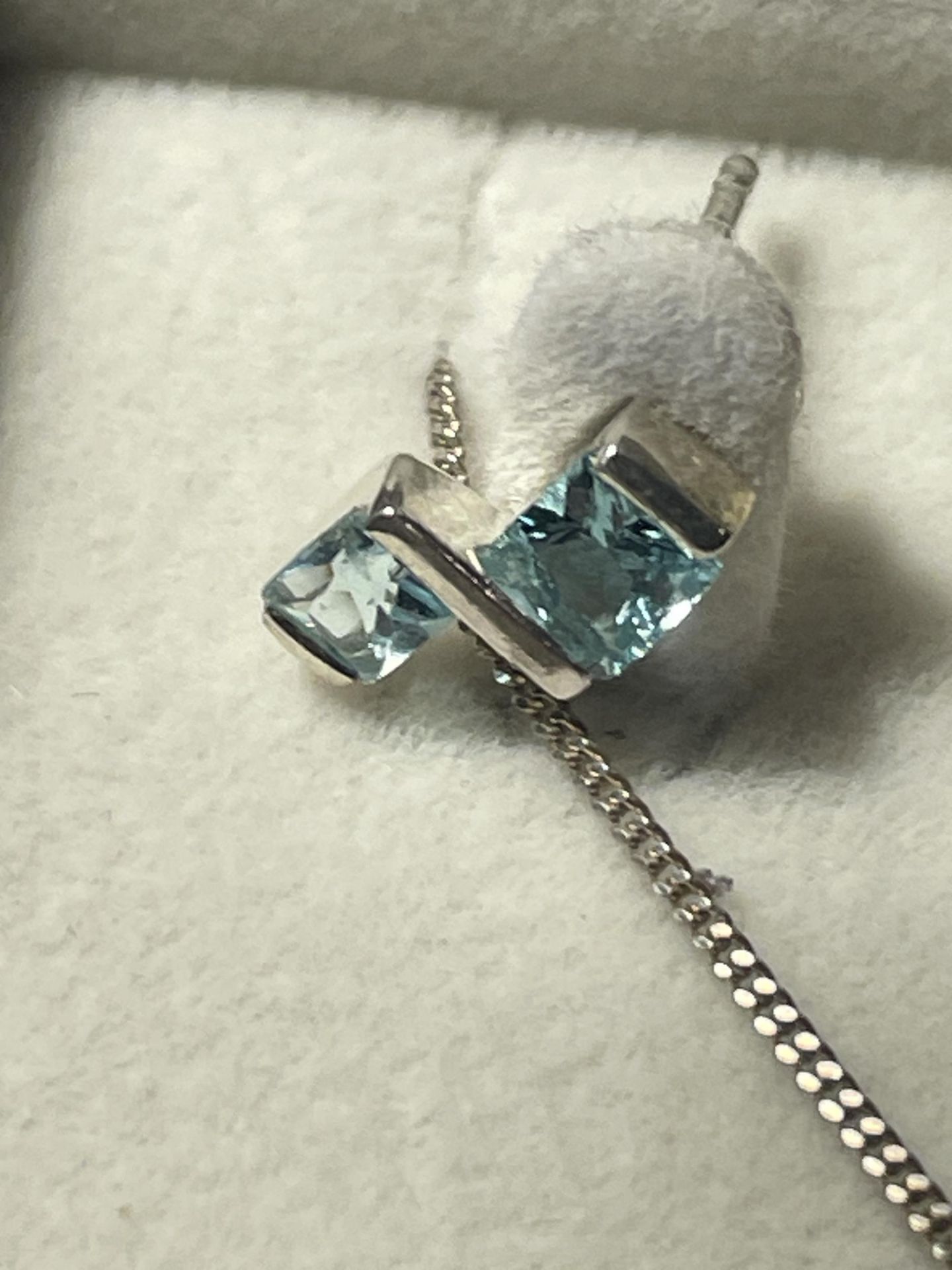 A SILVER NECKLACE AND EARRING SET WITH AQUAMARINE COLOURED STONES IN A PRESENTATION BOX - Image 4 of 4