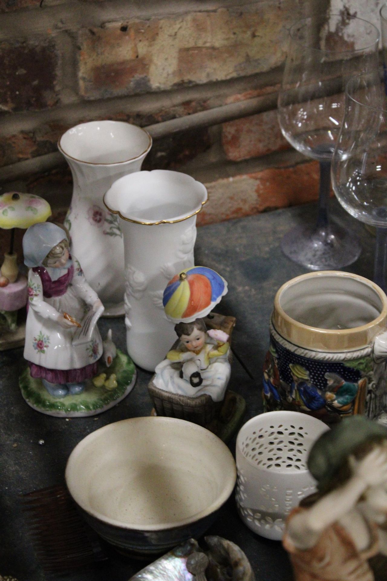 A MIXED LOT TO INCLUDE A AYNSLEY VASE, VINTAGE PURSE, AN UNUSAL EGG-SHAPED ABALONE SHELL OF A - Image 6 of 6