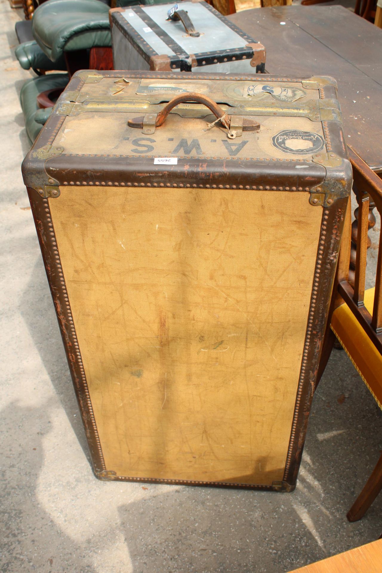 AN EARLY 20TH CENTURY ANTLER LUGGAGE TRAVEL WARDROBE STEAMER TRUNK BEARING VARIOUS TRAVEL LABELS - Image 15 of 16