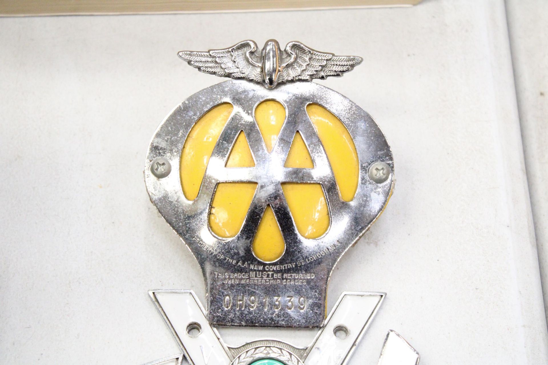 A QUANTITY OF VINTAGE CAR BADGES TO INCLUDE THE AA, VETERAN MOTORISTS ASSOCIATION CAR CLUB BADGES - Image 3 of 5