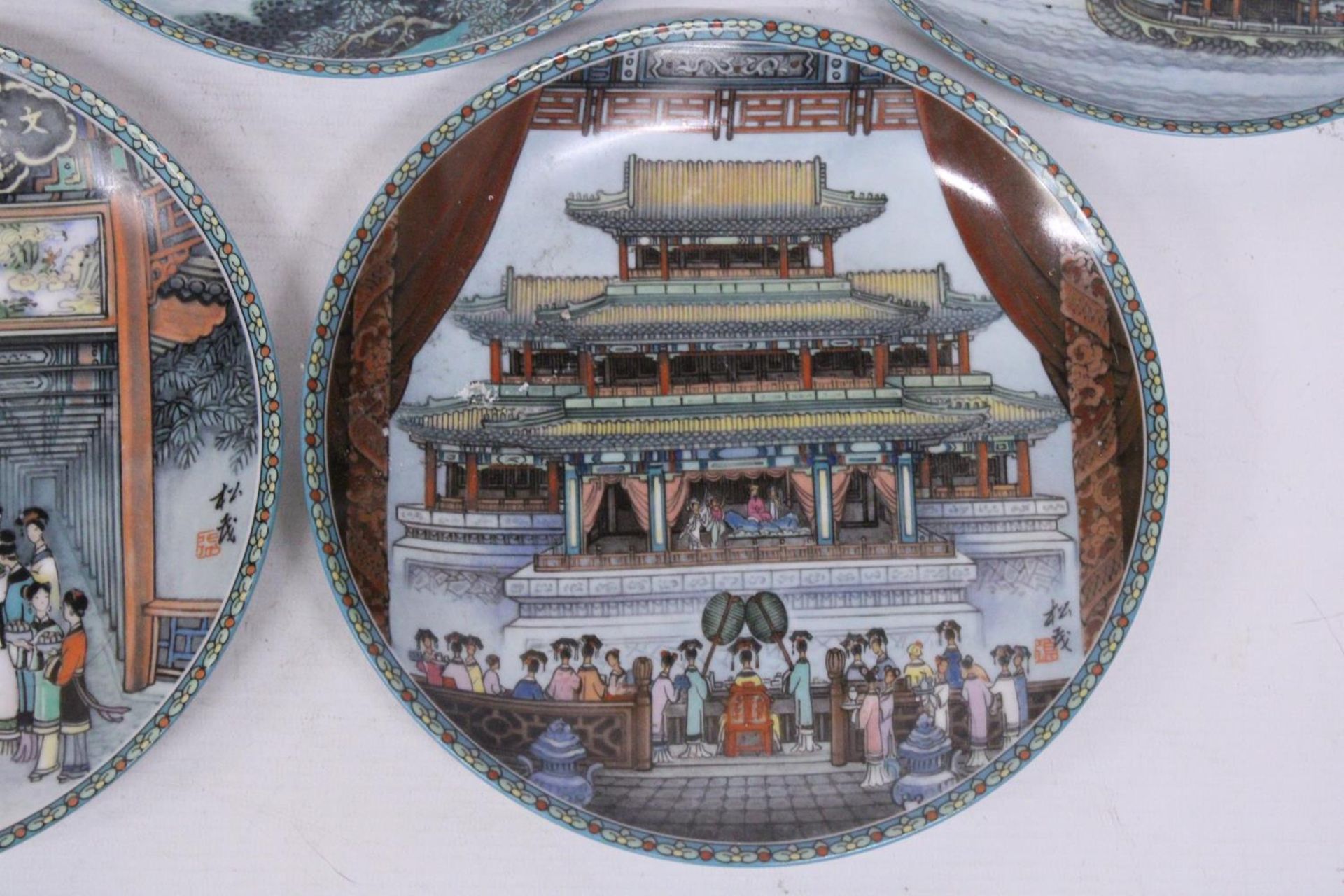 FIVE VINTAGE IMPERIAL JINGDEZHEN PORCELAIN PLATES SCENES FROM THE SUMMER PALACE - 21 CM - Image 6 of 8