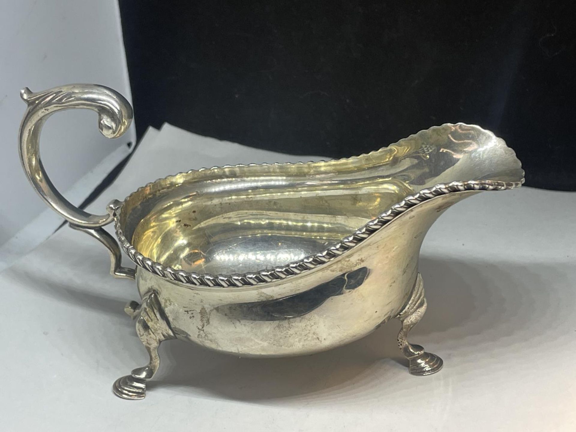 A BOODLE AND DUNTHORNE HALLMARKED CHESTER SILVER SAUCE BOAT GROSS WEIGHT 145.1 GRAMS