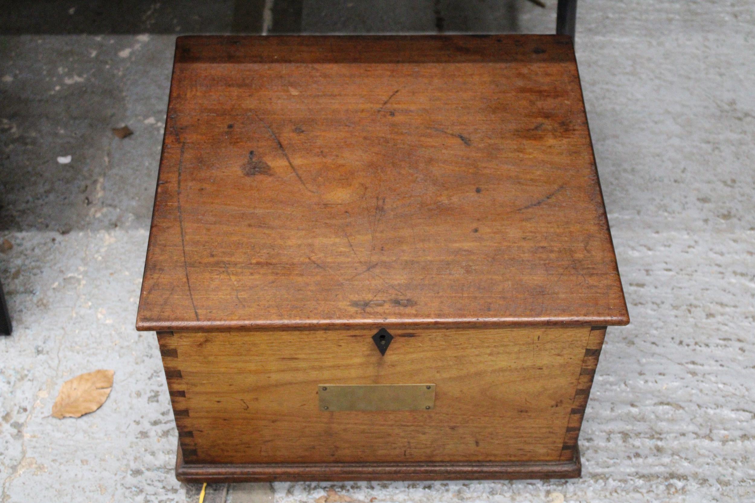 A LARGE VINTAGE MAHOGANY BOX WITH BRASS PLAQUE AND DOVETAIL JOINTS, HEIGHT 33CM, WIDTH 49CM, DEPTH - Image 2 of 4