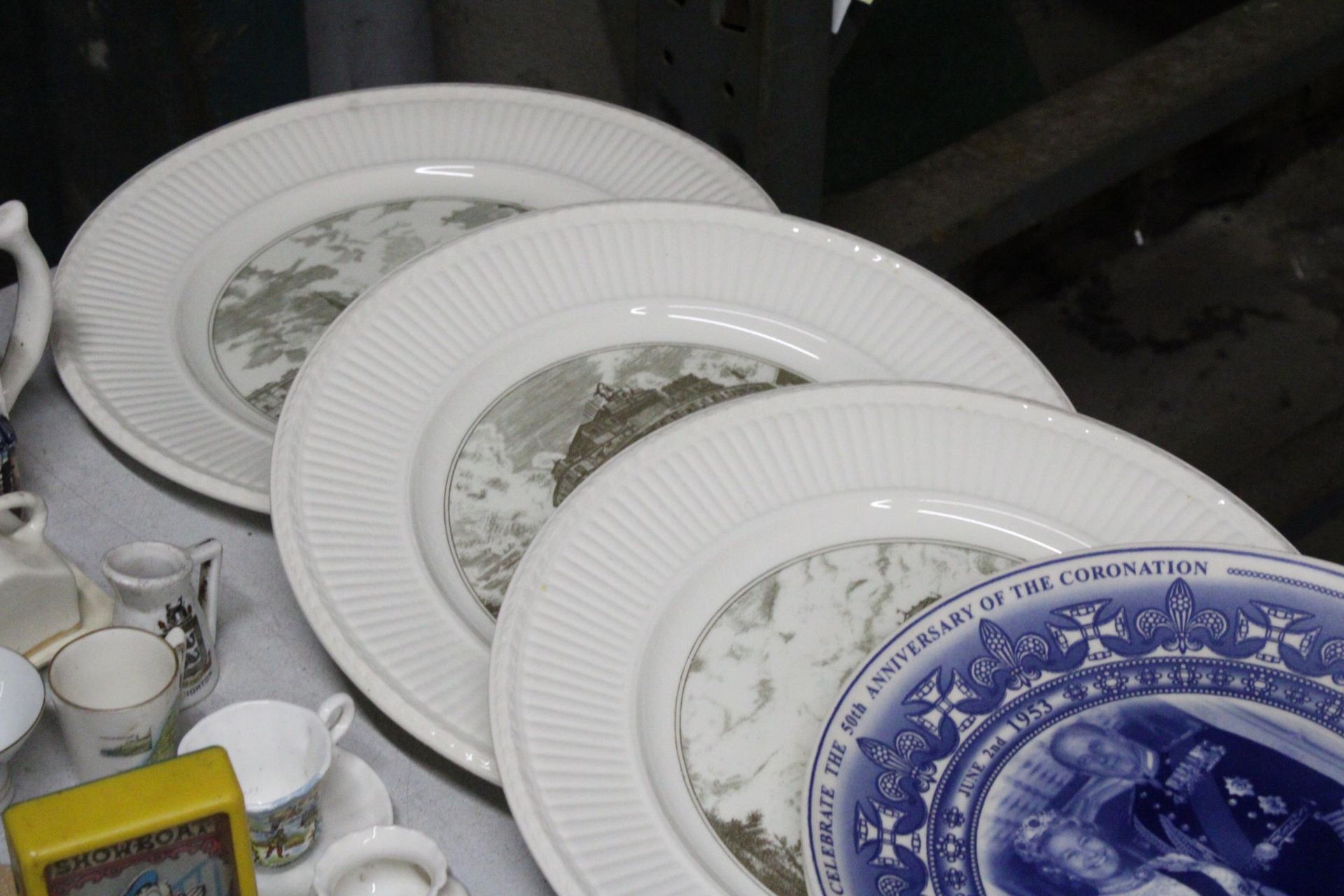 A MIXED LOT OF CERAMICS TO INCLUDE SPODE LARGE WARING AND GILLOW BOWLS, CABINET PLATES, SMALL CUPS - Image 3 of 5