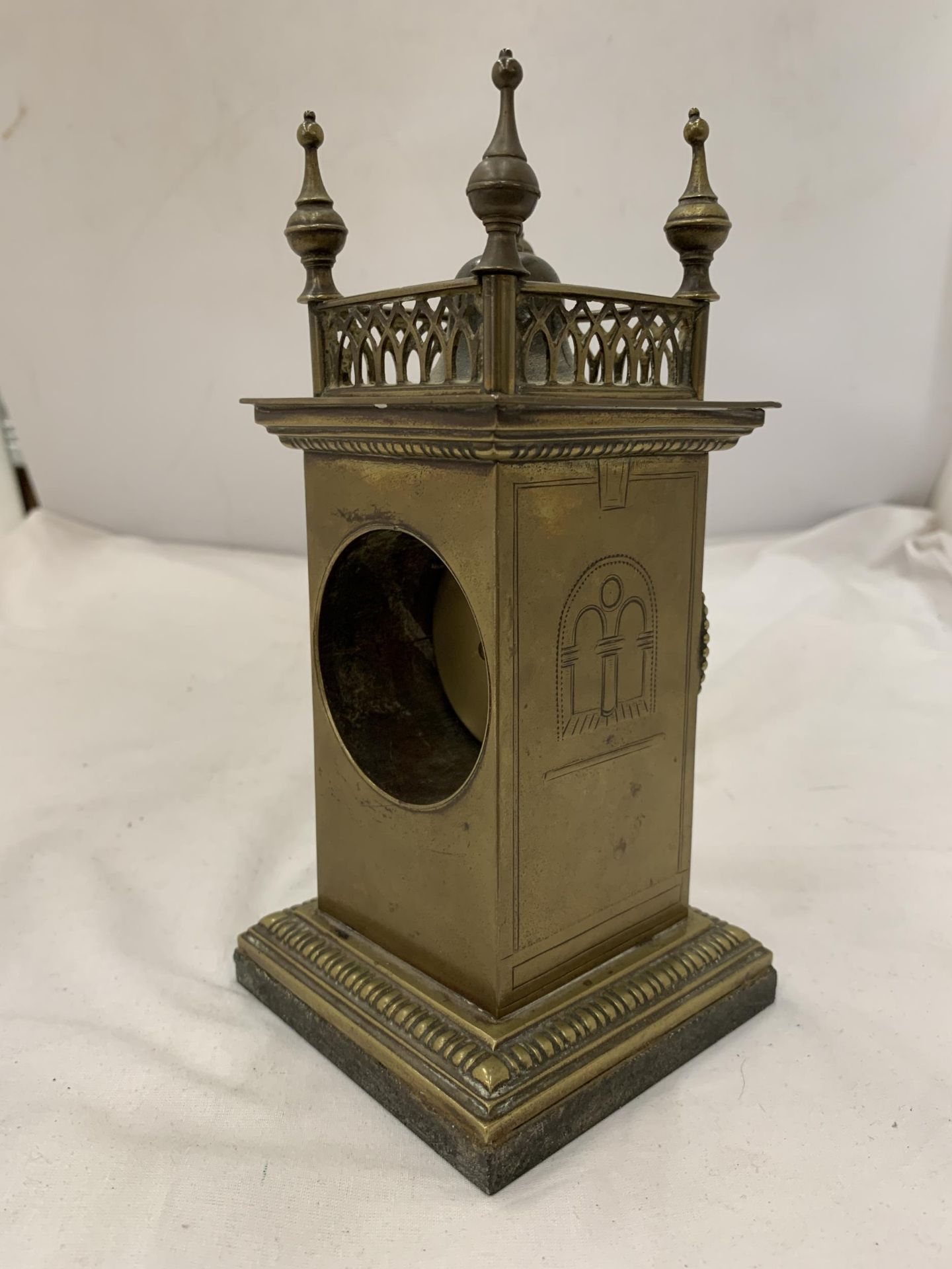 A VINTAGE BRASS MANTEL CLOCK ON A MARBLE BASE, WITH FOUR SPIRES TO THE TOP. WORKING WHEN - Bild 5 aus 9