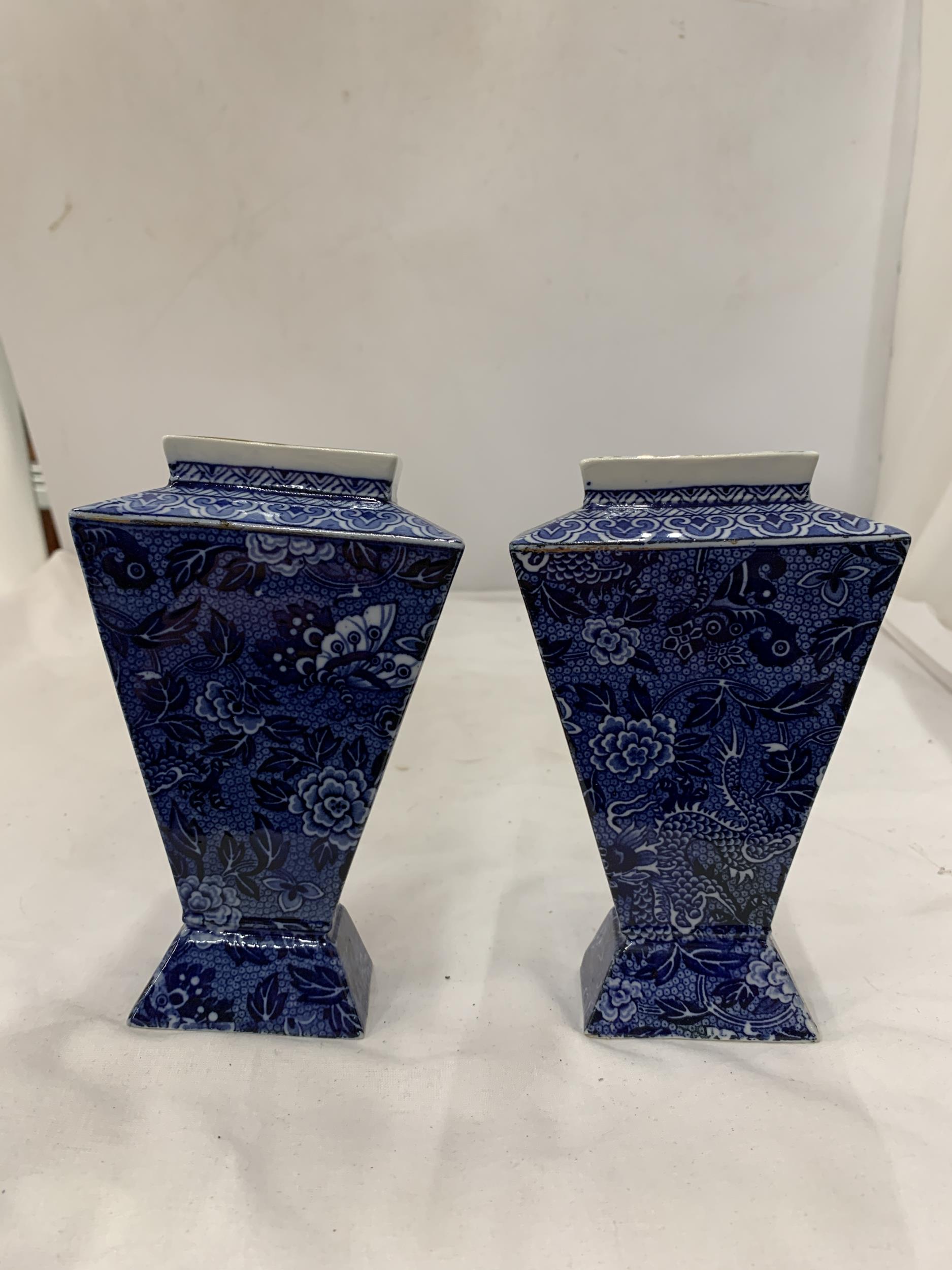 A PAIR OF EARLY 20TH CENTURY, SHELLEY, 'BLUE DRAGON' VASES, HEIGHT 15CM - Image 8 of 9