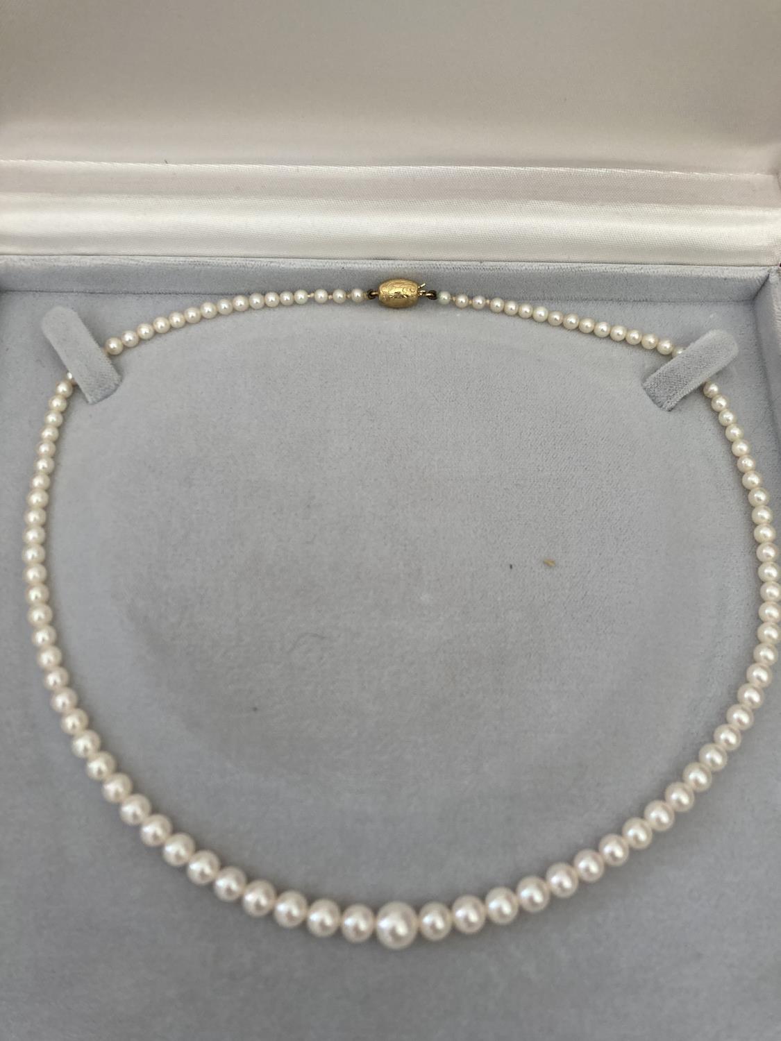 TWO BOXED STRINGS OF PEARLS ONE WITH A 9 CARAT GOLD CLASP AND ONE WITH A SILVER CLASP - Image 6 of 10