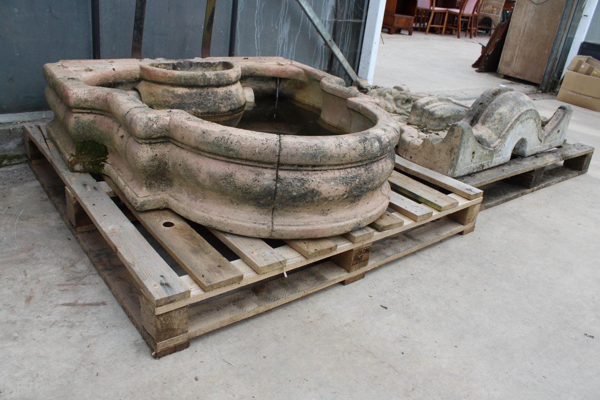 AN EXTREMELY LARGE AND HEAVY RECONSTITUTED STONE WATER FEATURE WITH LION HEAD DETAIL - Image 4 of 4