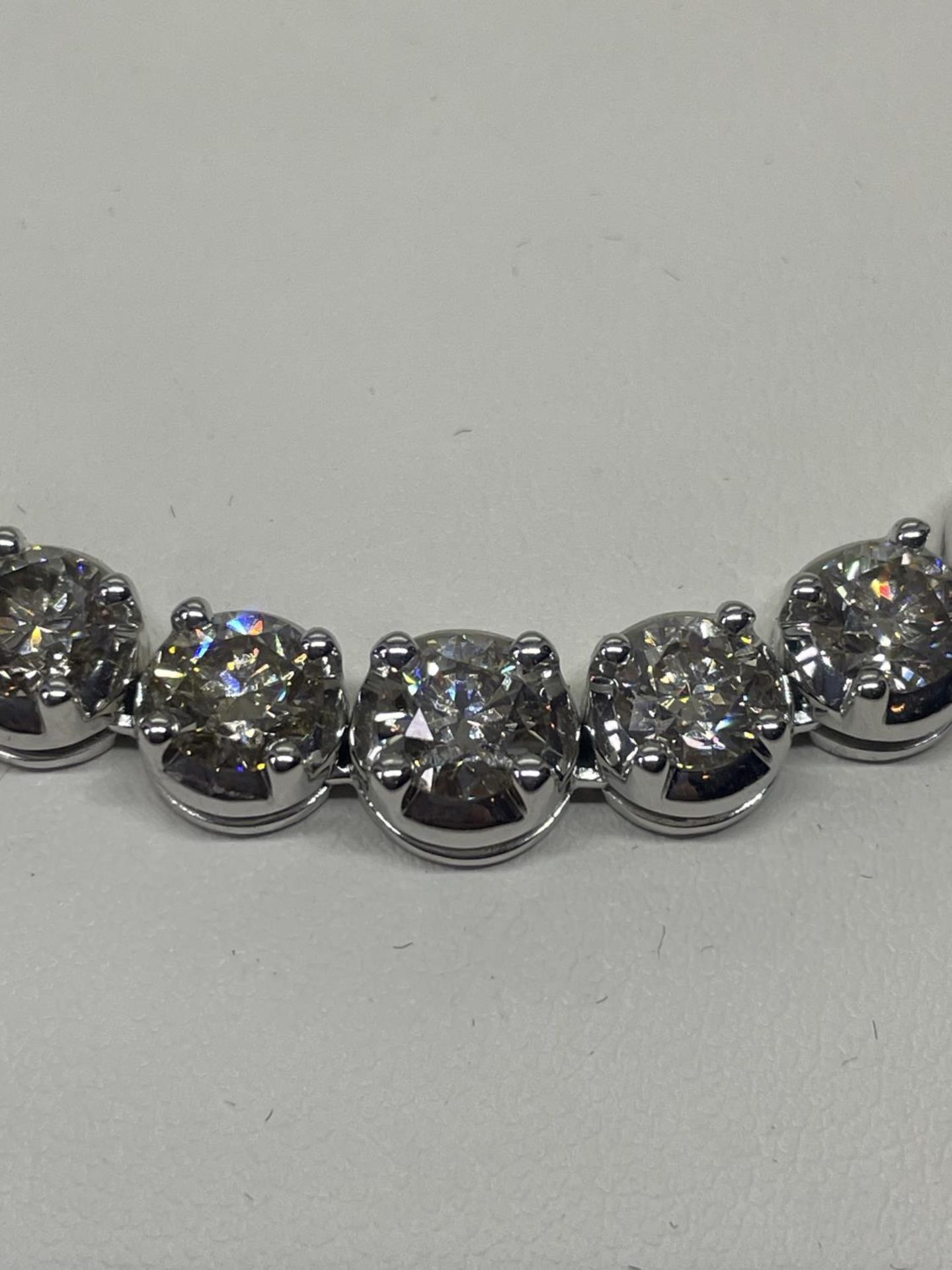 A NEW 9 CARAT WHITE GOLD NECKLACE, SET WITH BRILLIANT CUT DIAMONDS IN FOUR CLAW SETTINGS - DIAMOND - Image 3 of 5